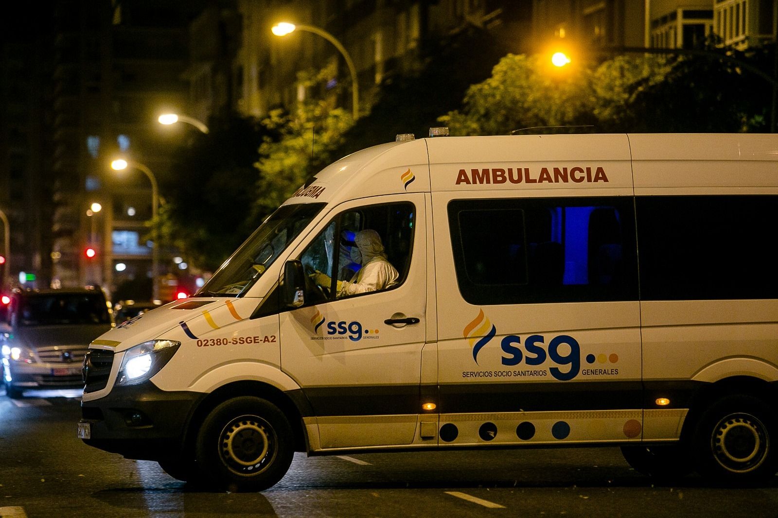 Una ambulancia con sus miembros con los trajes de protección.