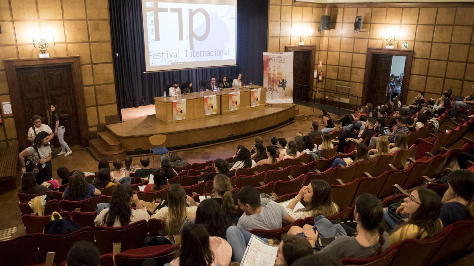 Decenas de curiosos asistieron al debate de poesía joven.