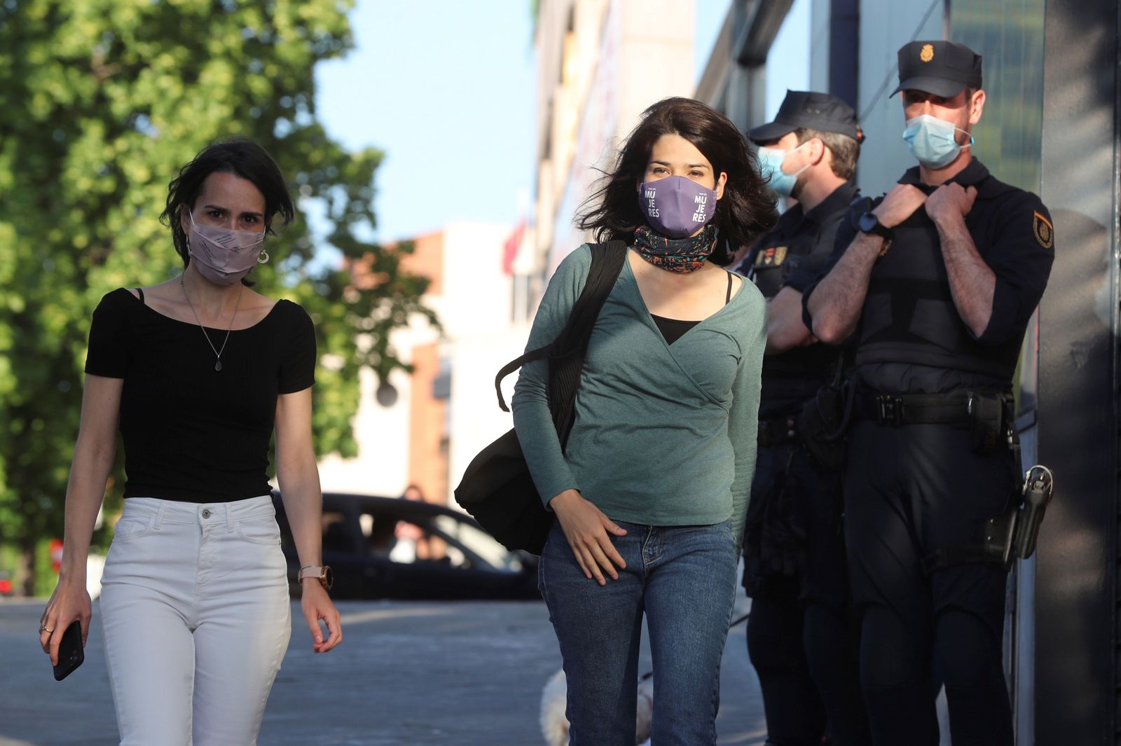 La portavz de Unidas Podemos en la Asamblea de Madrid, Isa Serra, llegando a la sede del partido en Madrid.