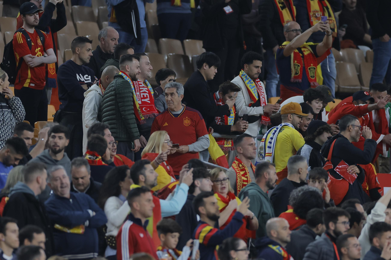 Búscate en las fotos del España - Turquia