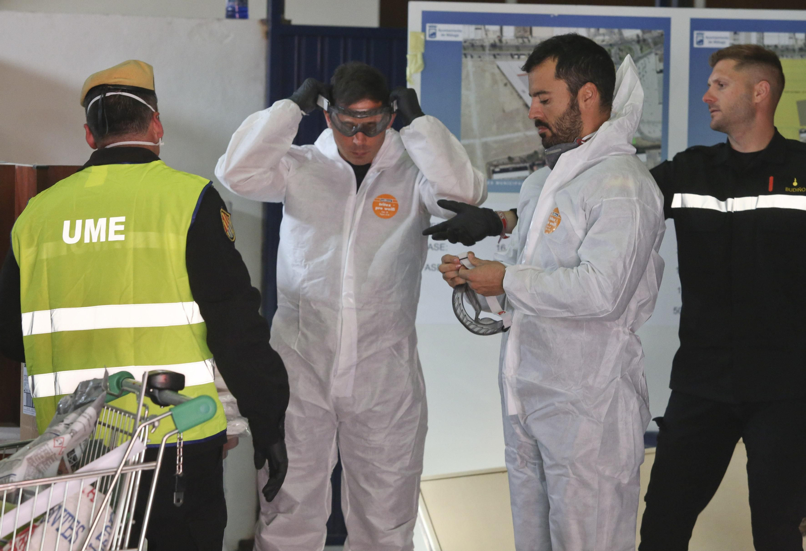 La UME desinfecta en Málaga la estación de autobuses y el puerto, en fotos