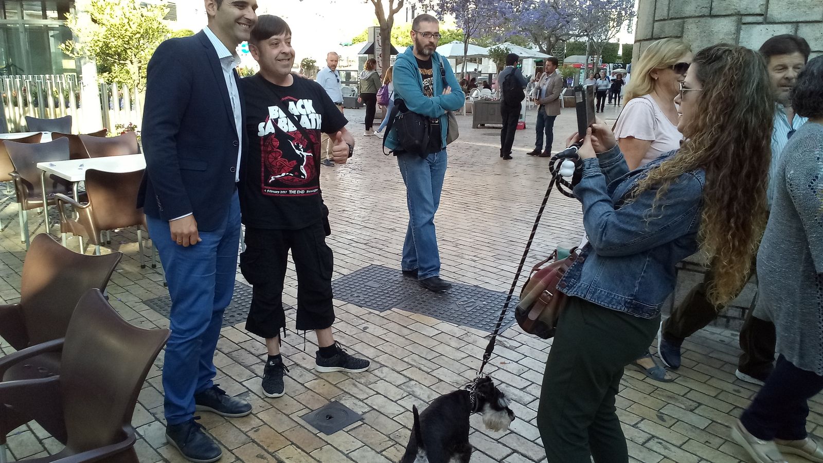 Interrupciones durante la entrevista para hacerse fotos y saludar al candidato