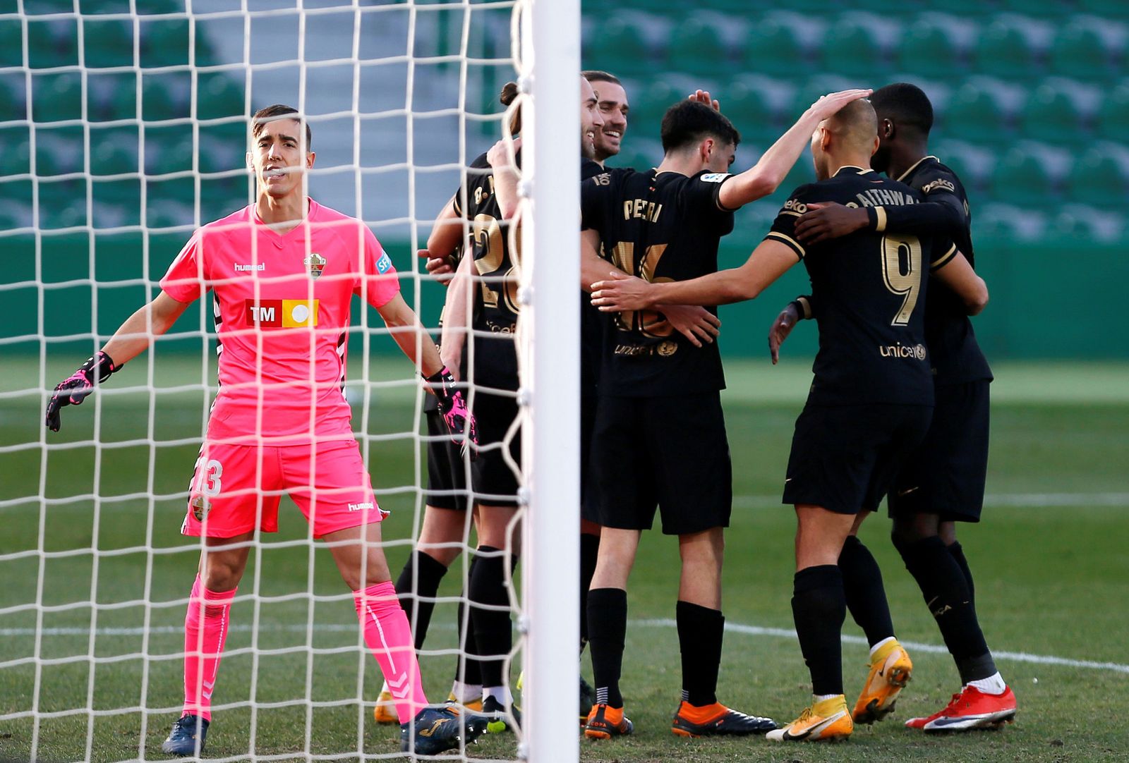Edgar Badía se lamenta mientras los jugadores del Barcelona celebran el tanto de De Jong.