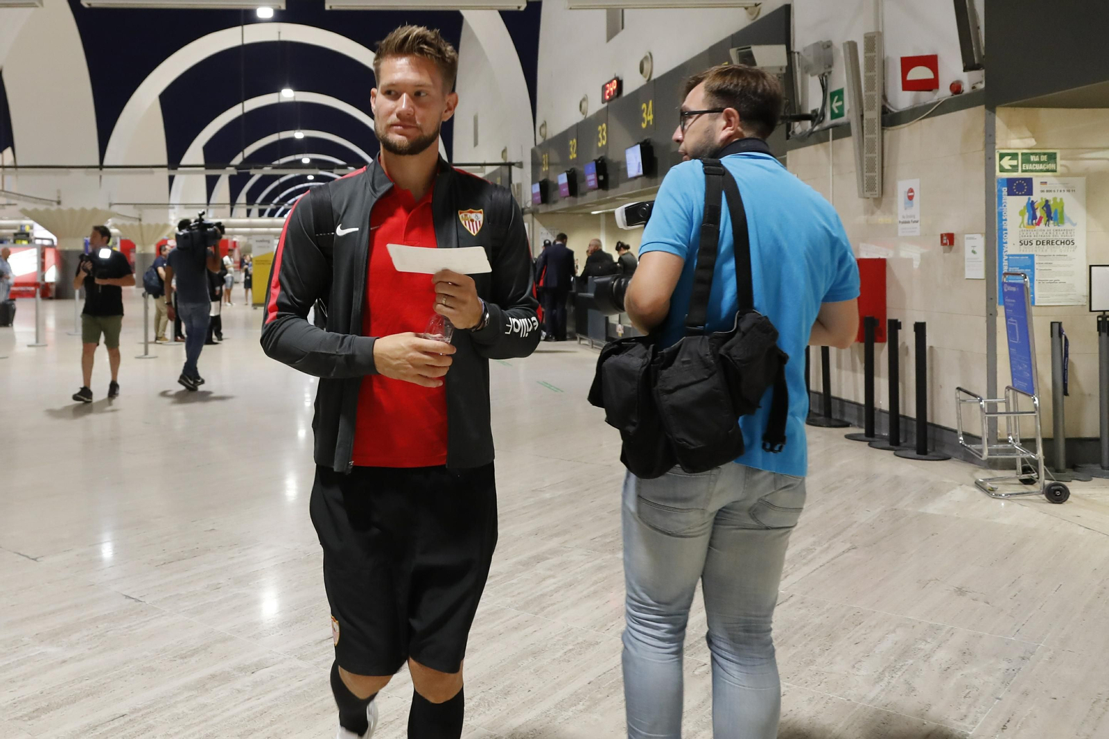 Vaclik se dirige a la zona de embarque del aeropuerto de Sevilla,
