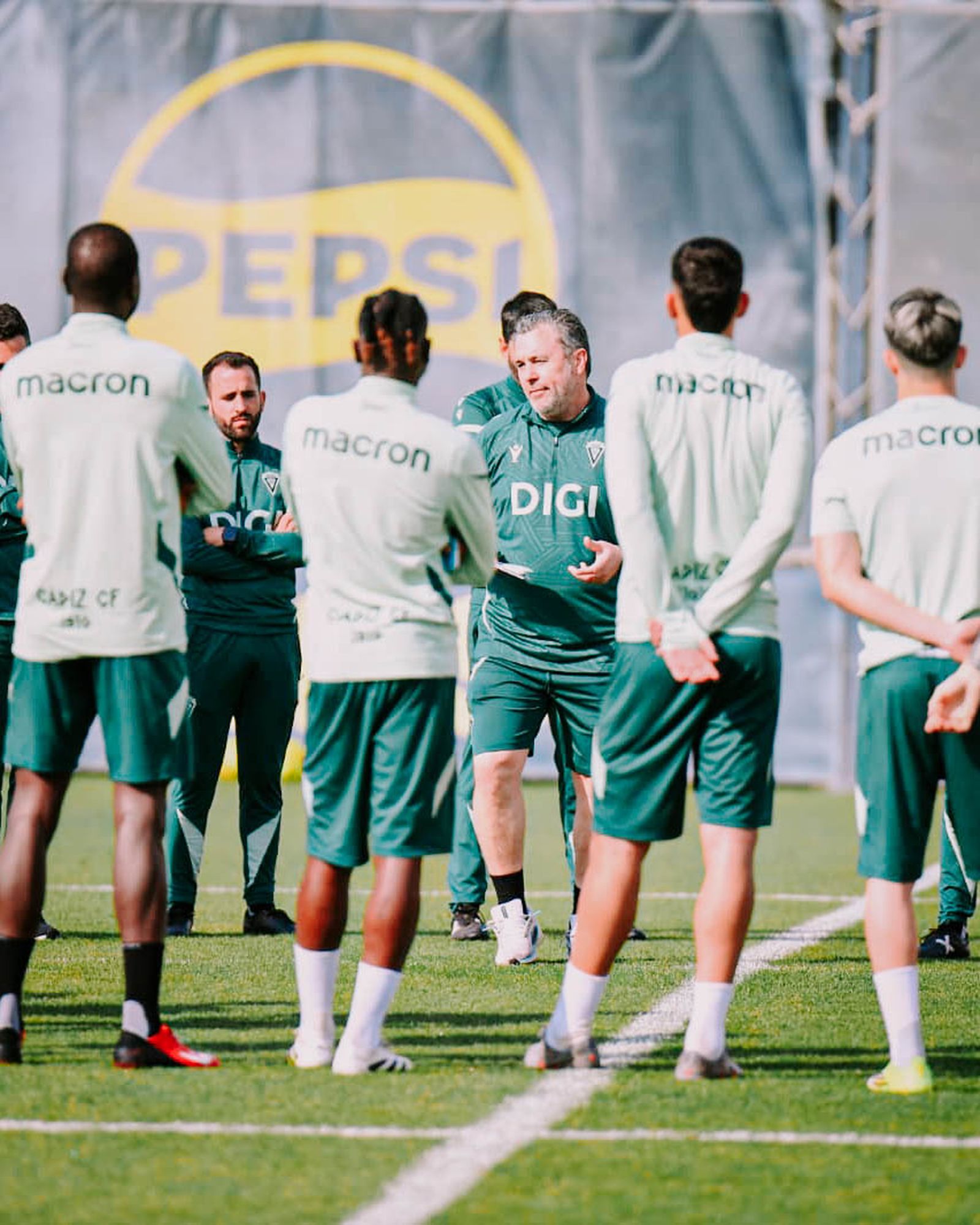 El nuevo preparador charla con los futbolistas.