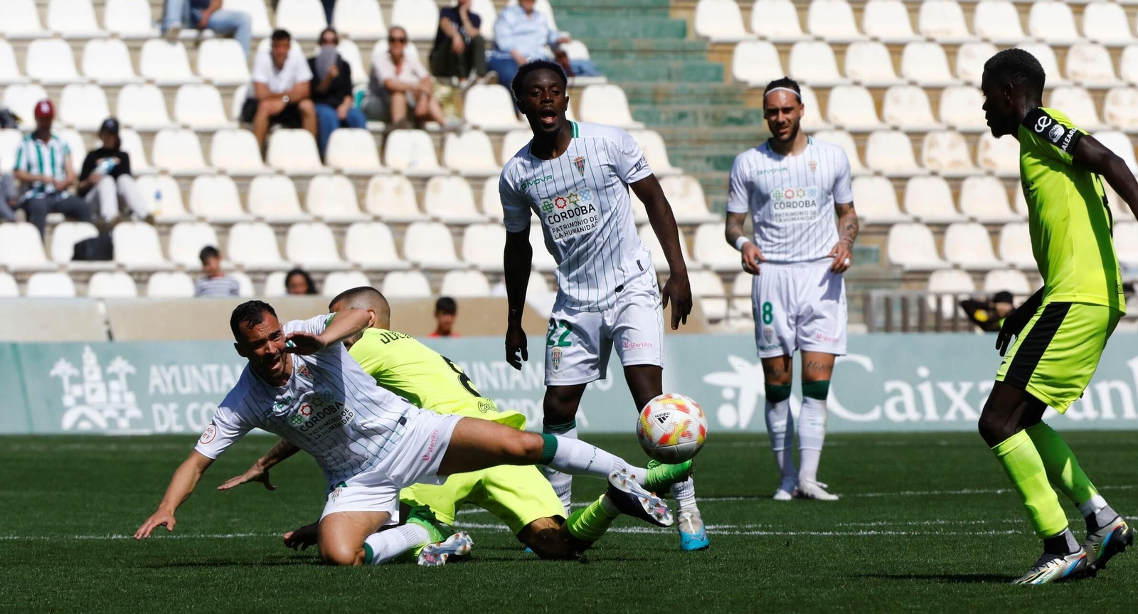 De las Cuevas cae derribado por Julio Iglesias en el Córdoba CF - Ceuta.