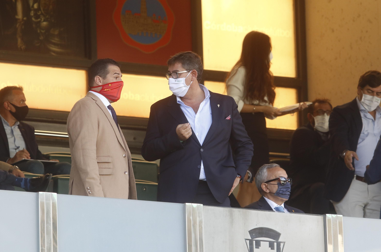 Pablo Lozano dialoga con Javier González Calvo en el palco de El Arcángel.