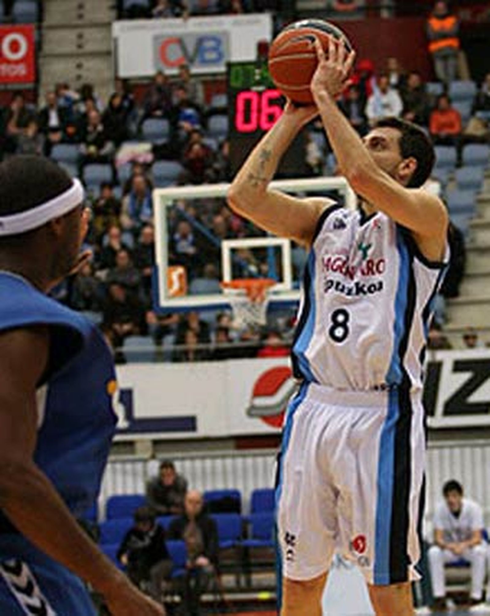 Sergio Sánchez lanza canasta.

Foto: L. García (ACB)