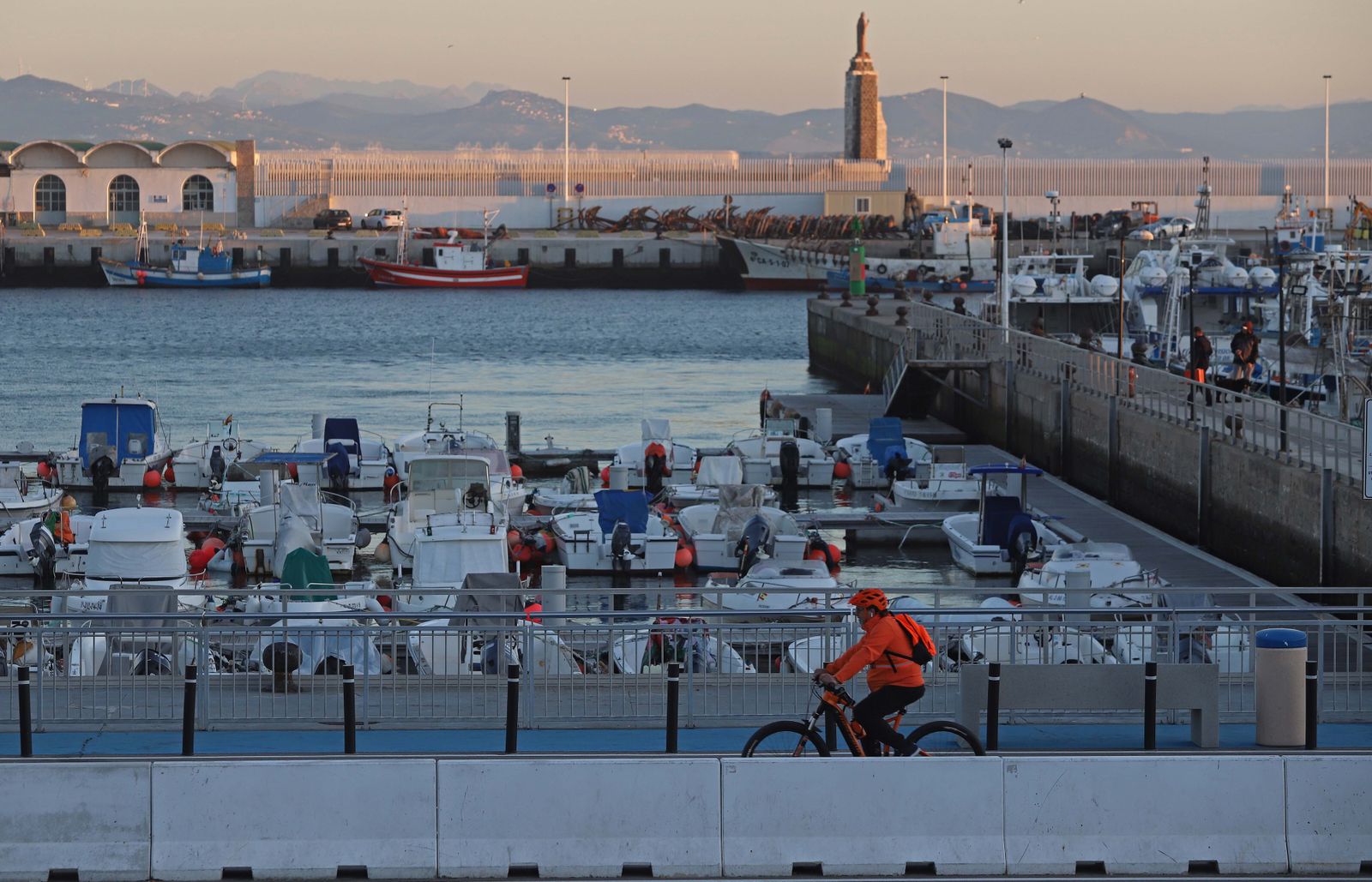 Barcos pesqueros en el Puerto de Tarifa.