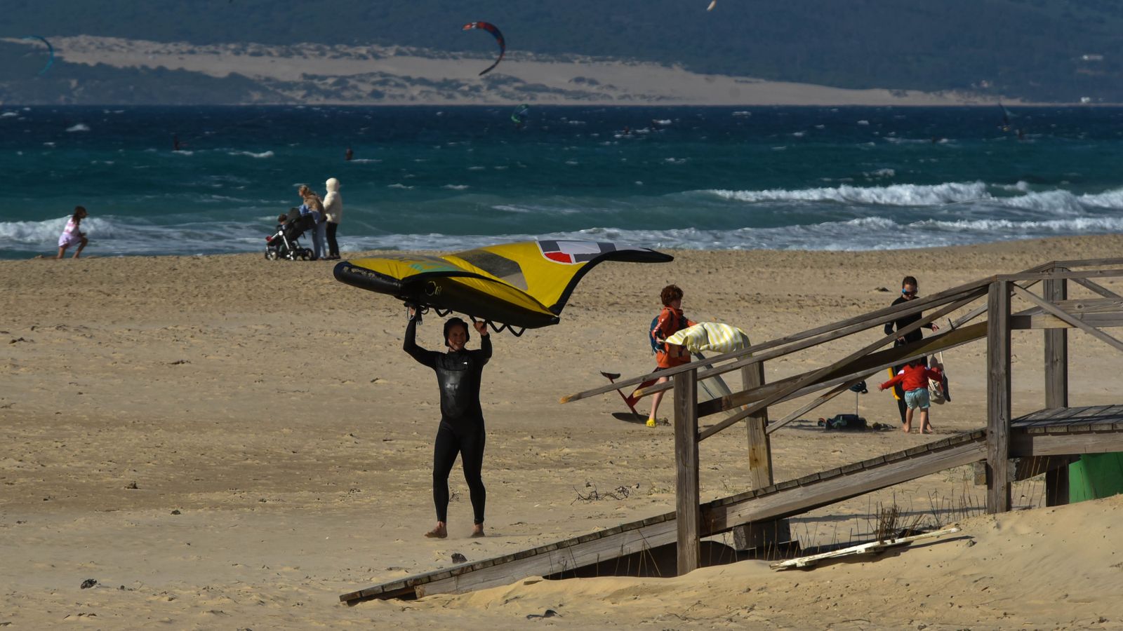 Ambiente en el puente de la Inmaculada en Tarifa, en imágenes