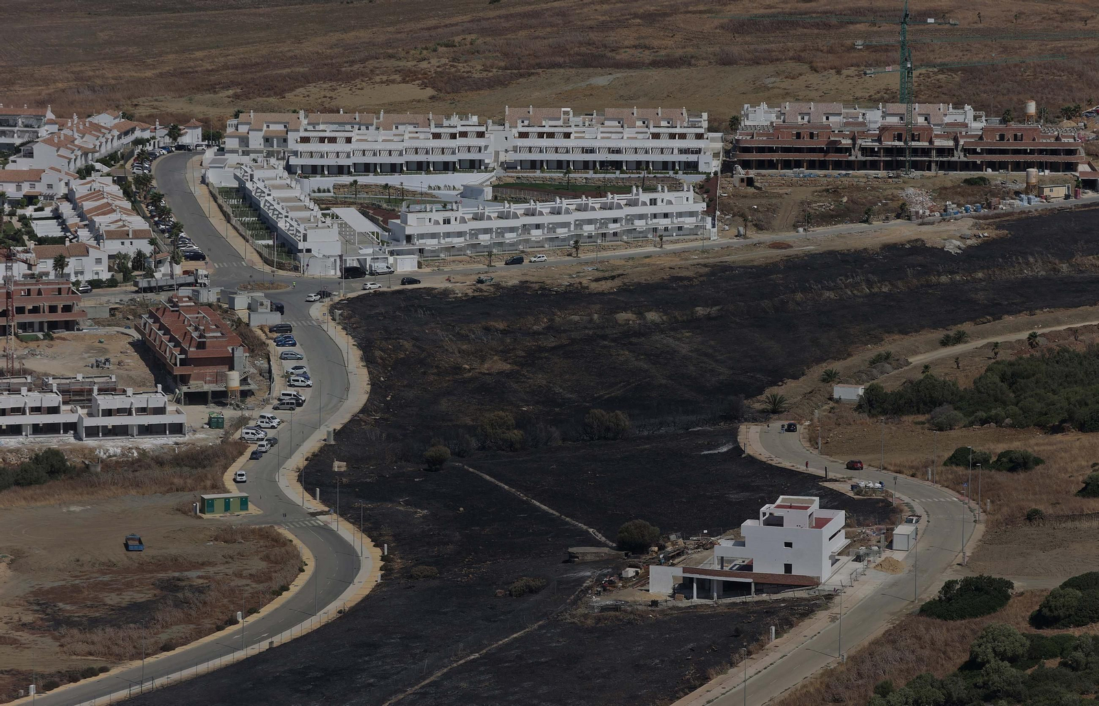 Así han quedado Atlanterra y Zahara de los Atunes tras el incendio forestal en la Sierra de la Plata de Tarifa