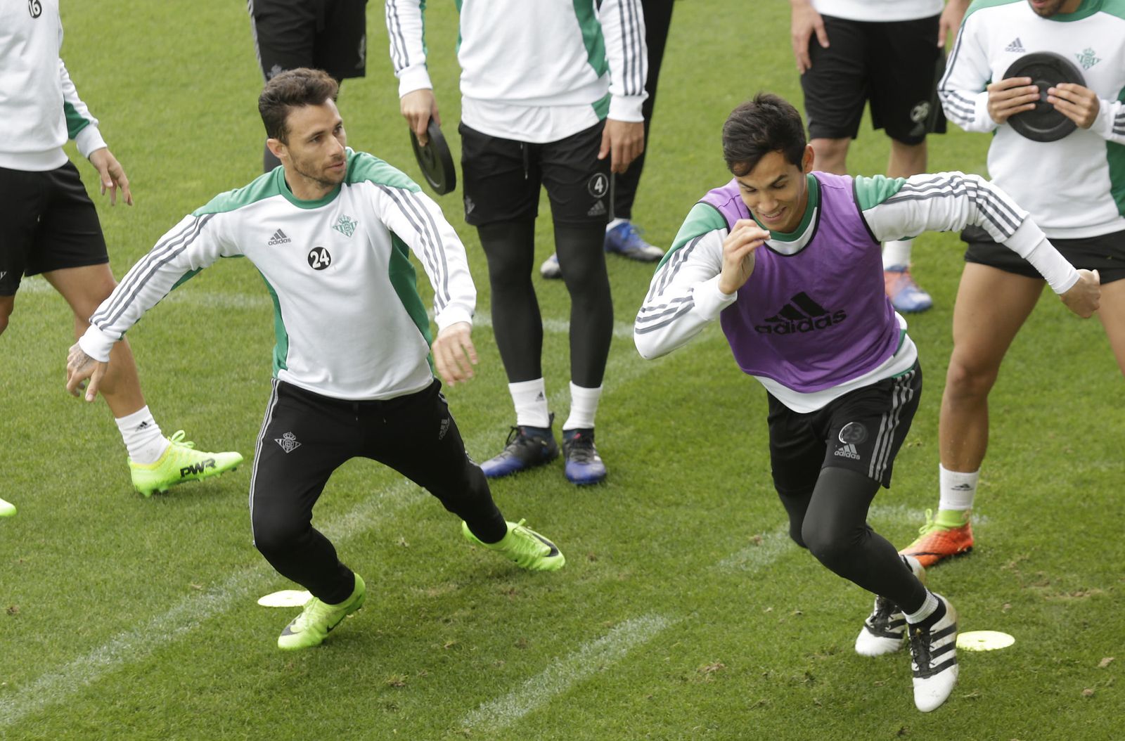 El canario Rubén Castro observa a Mandi durante un ejercicio del entrenamiento.
