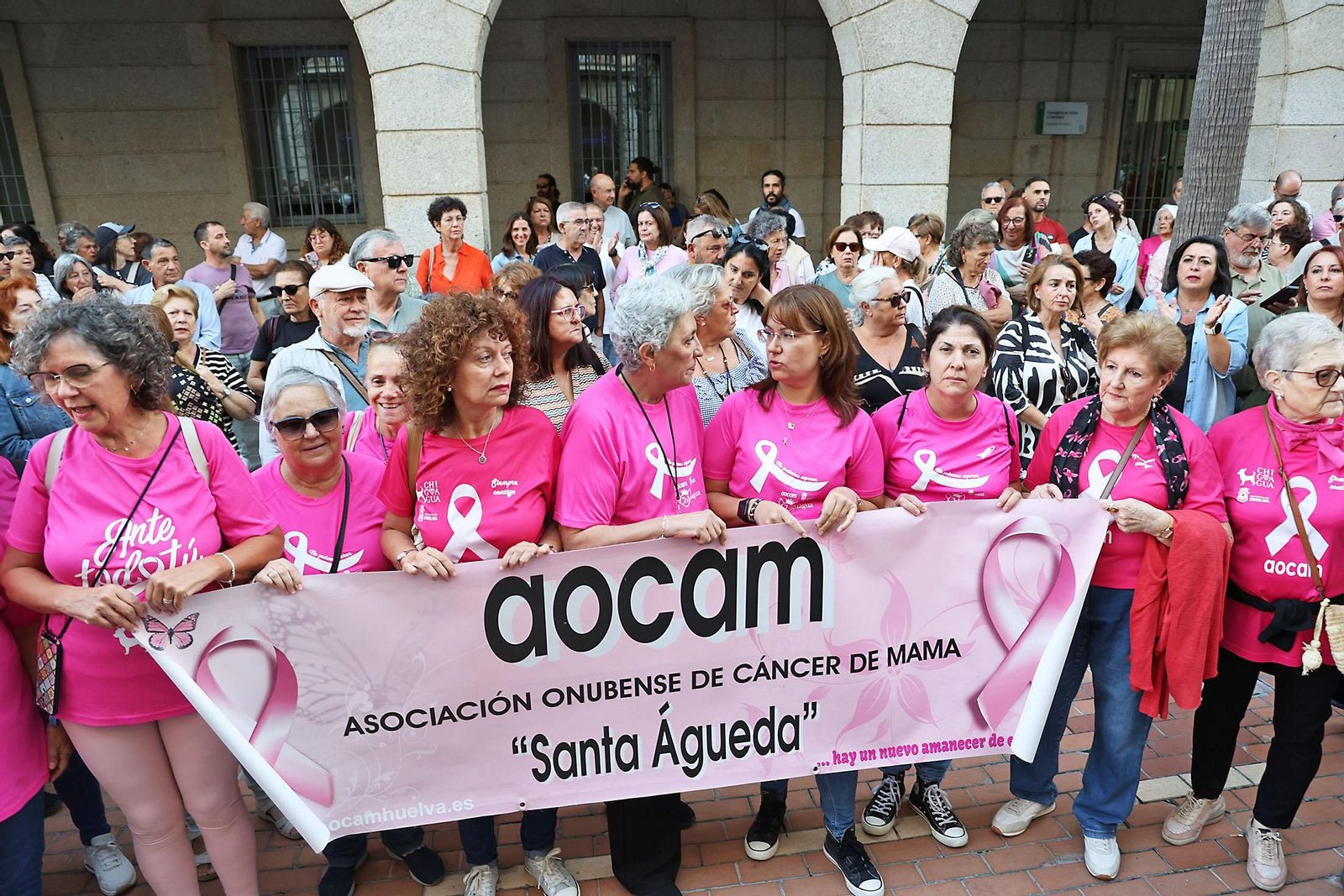 Concentración en Huelva de protesta por la polémica con los cribados de cáncer de mama en Andalucía