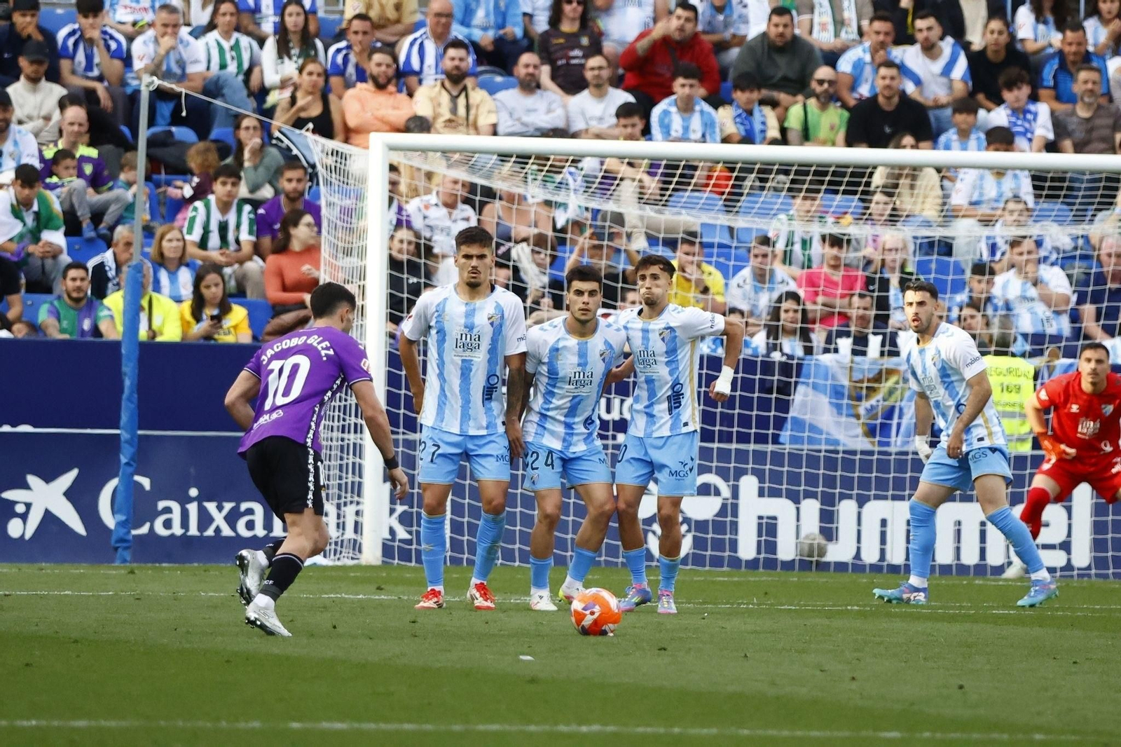 Jacobo ejecuta la falta que acabó en gol ante el Málaga.