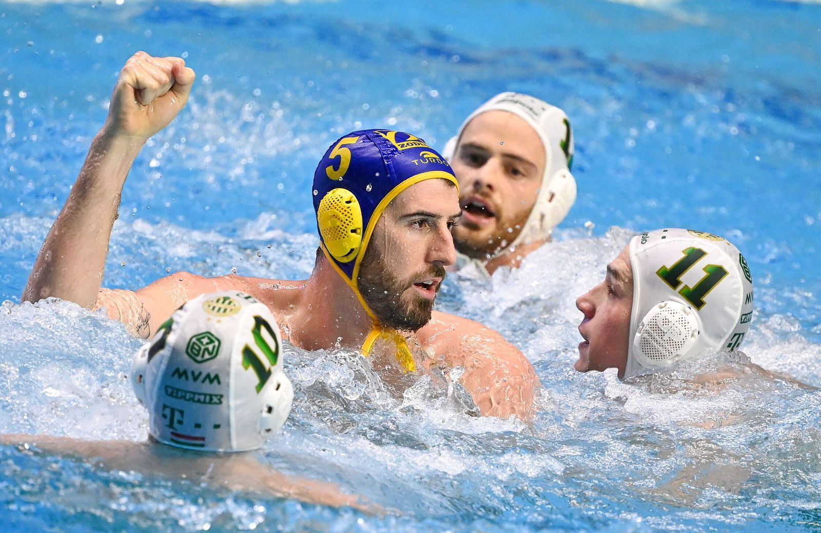 Miguel de Toro, con el casco azul, celebra un gol en un partido del Barceloneta en Hungría.