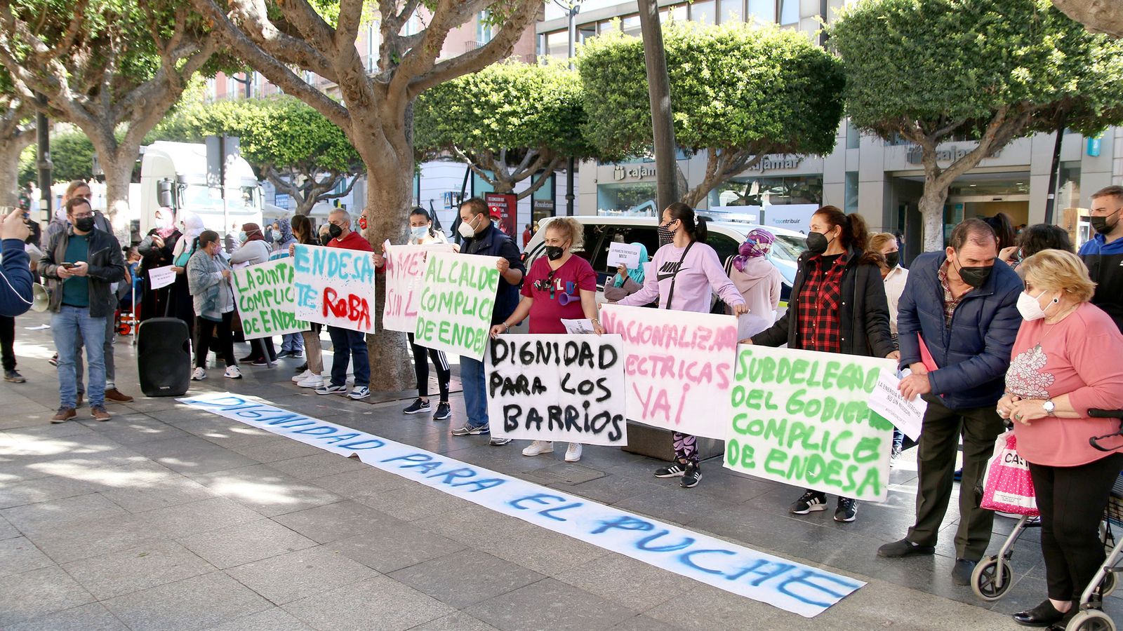 Protestas de los vecinos frente a la delegación del gobierno de la Junta.