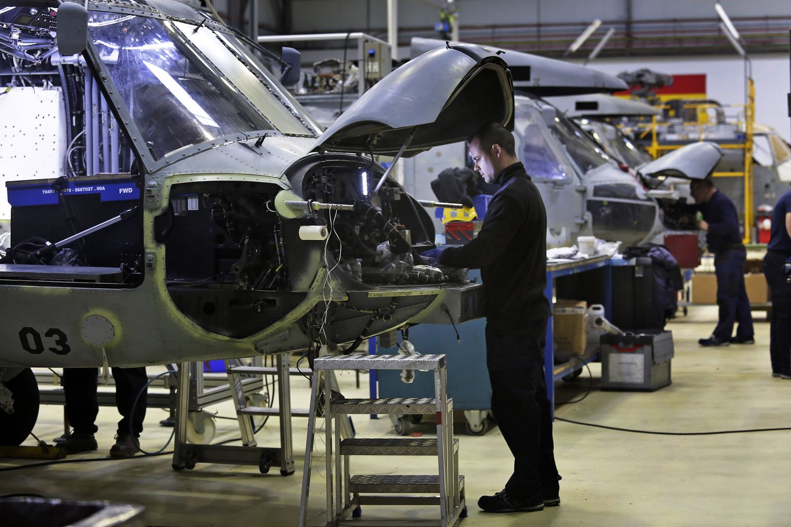 Helicópteros de la Décima Escuadrilla se ponen a punto en el taller de fuselajes del Segundo Escalón en Rota.