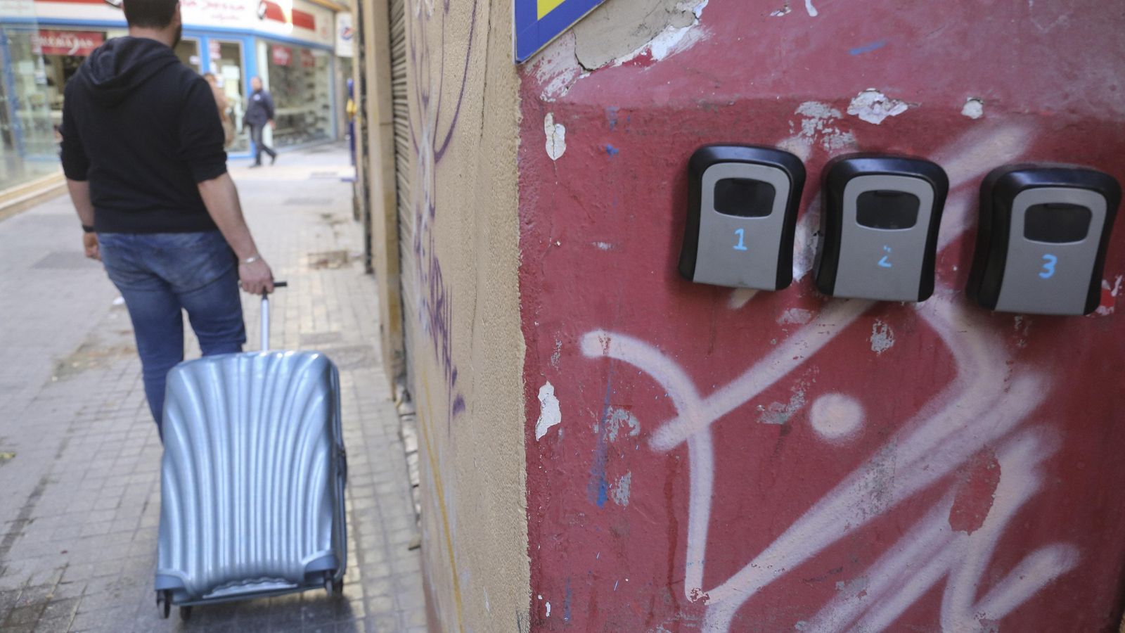 Candados cada vez más habituales en las viviendas del centro de Málaga. Candados cada vez más habituales en las viviendas del centro de Málaga.
