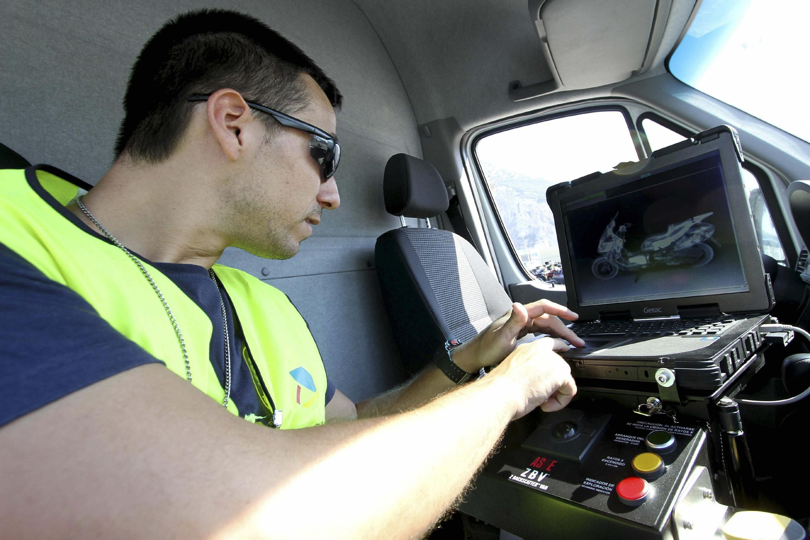 Un agente de Aduanas vigila la entrada y salida de Gibraltar con un escáner móvil camuflado en una furgoneta, un dispositivo llamado Medusa.