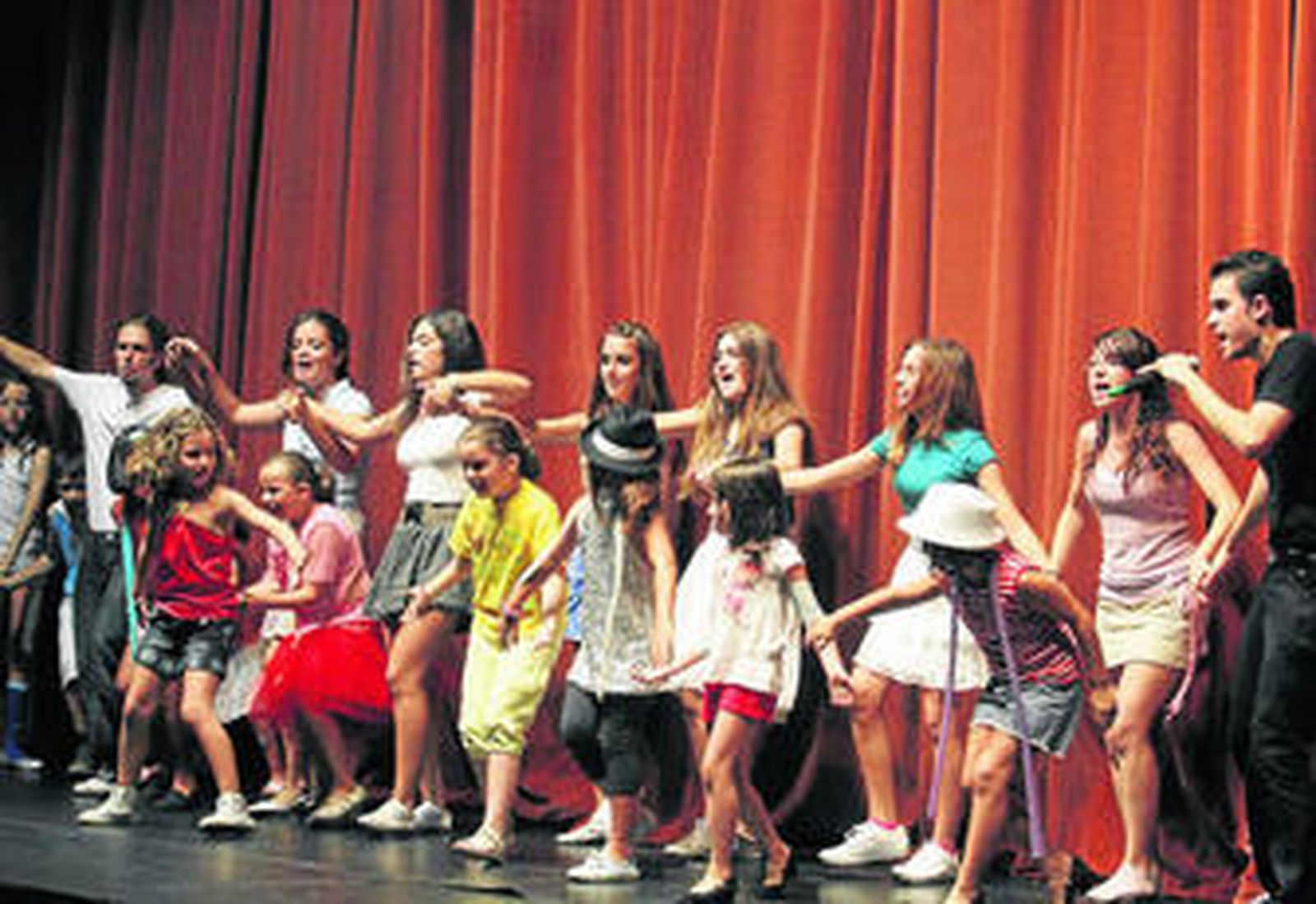 Actuación final del curso de artes escénicas ayer en el Teatro Alameda.