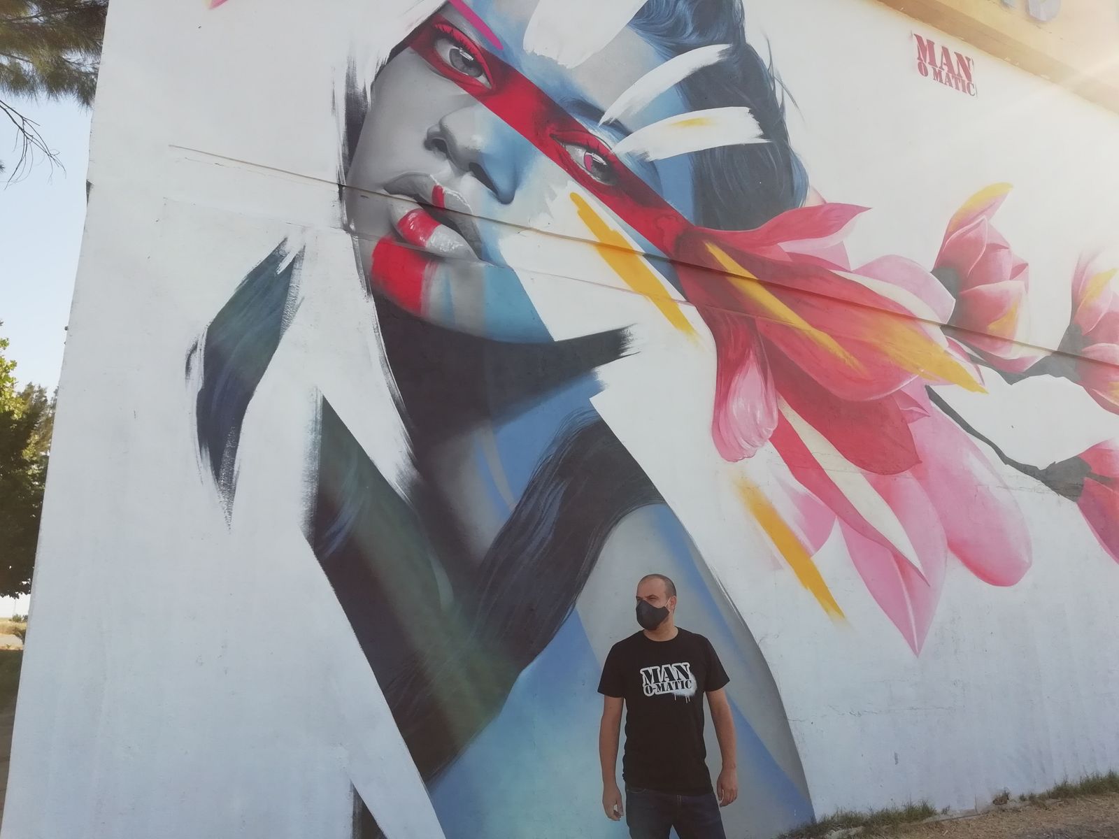 Man o Matic con su obra.