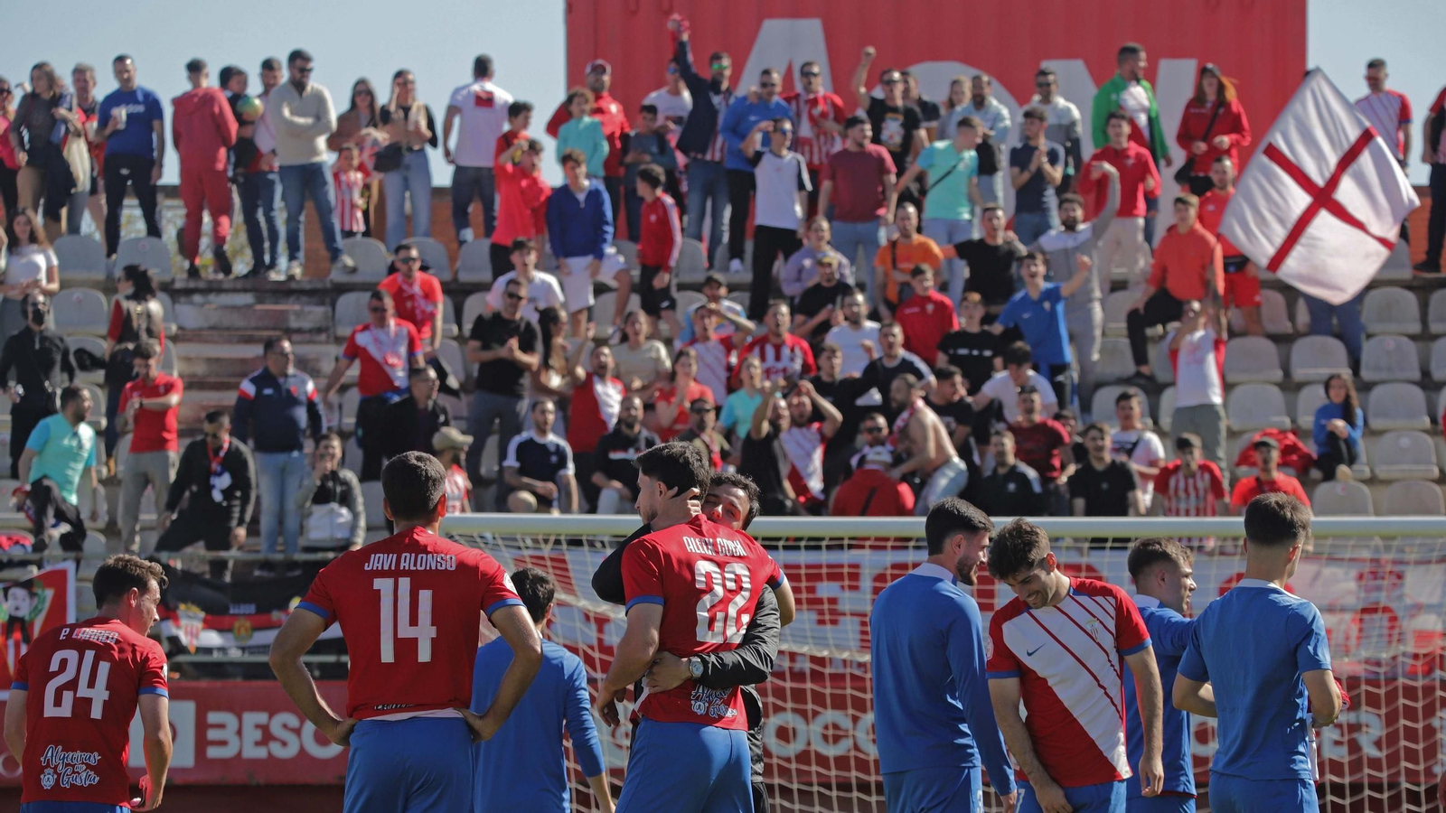 Futbolistas y aficionados, el pasado curso tras un partido del Algeciras.