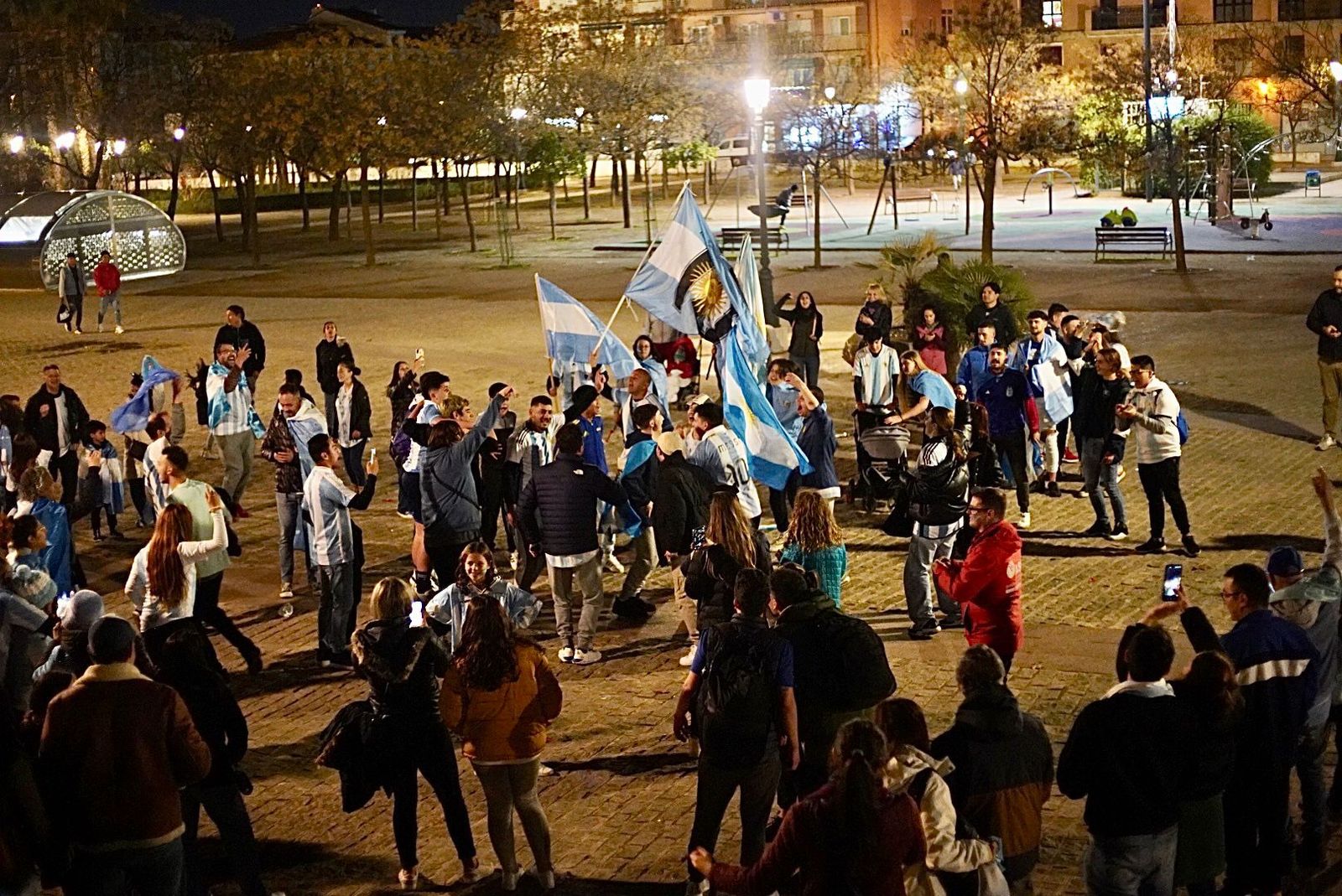 Así celebra Granada que la Argentina de Messi es campeón del mundo de fútbol