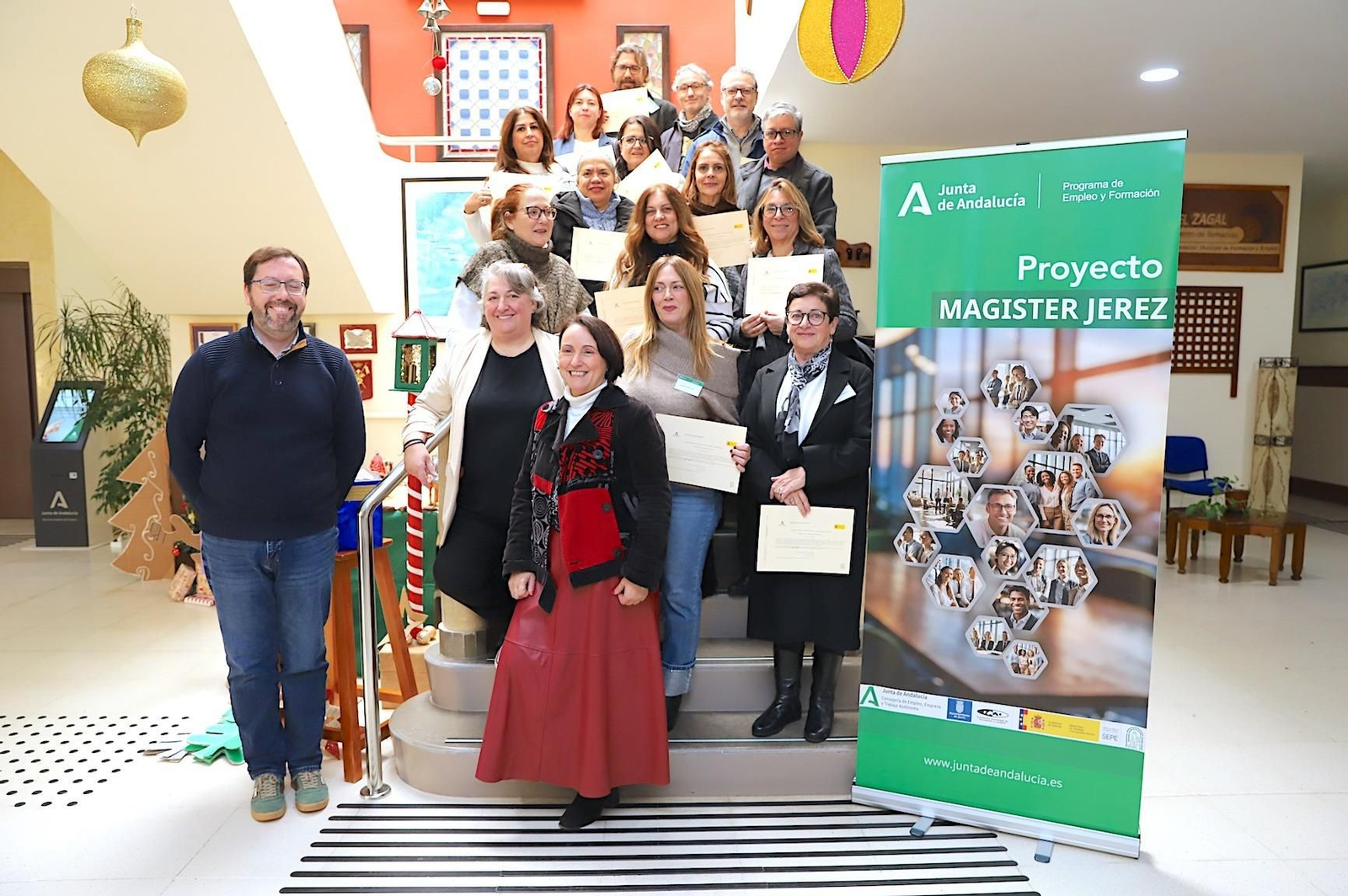 Nela Garcia entrega diplomas del proyecto 'Magister Jerez'.