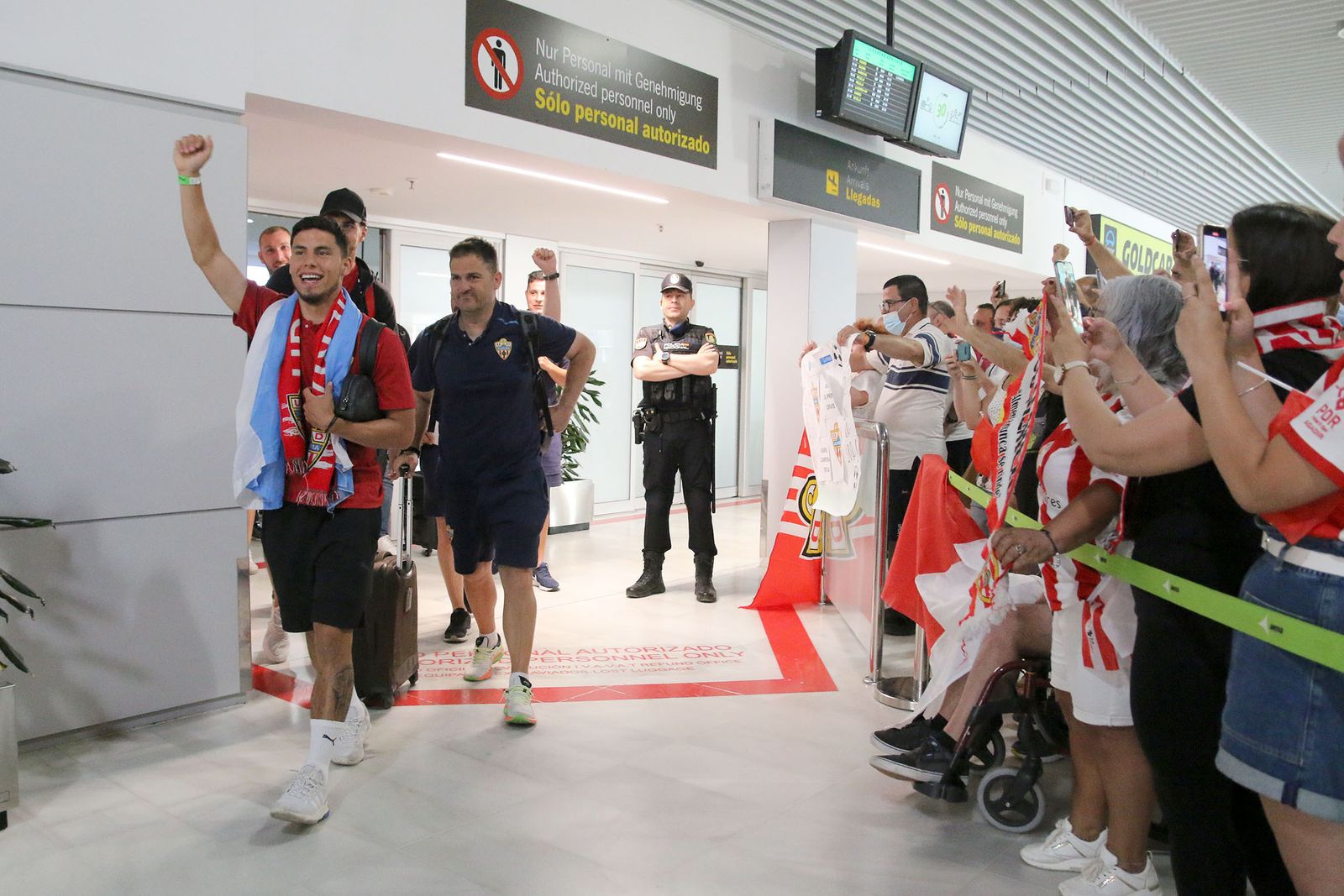 Fotogalería de la llegada de la UDA al aeropuerto de Almería