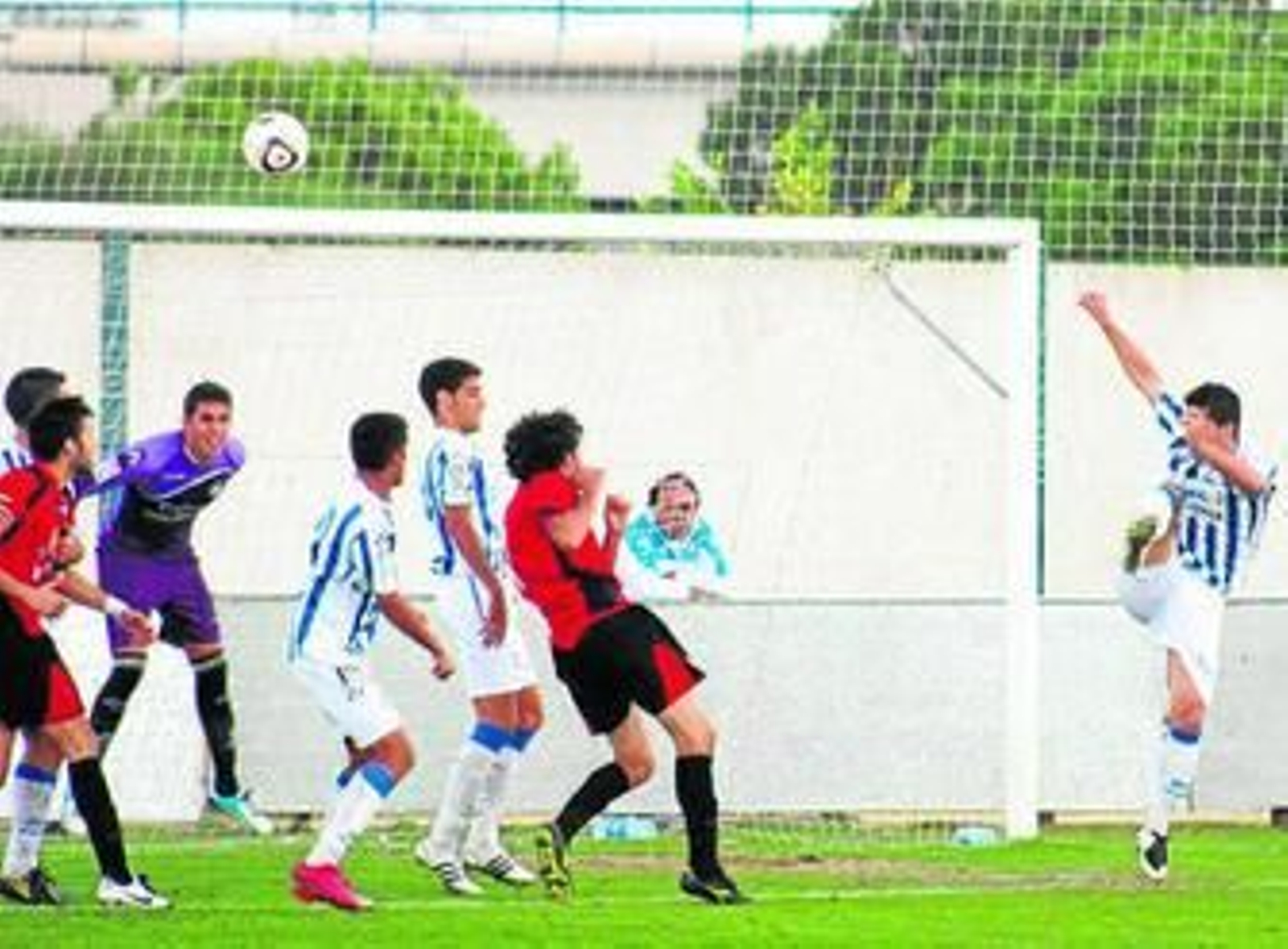 Ataque del Ayamonte contra la portería del Recreativo B.