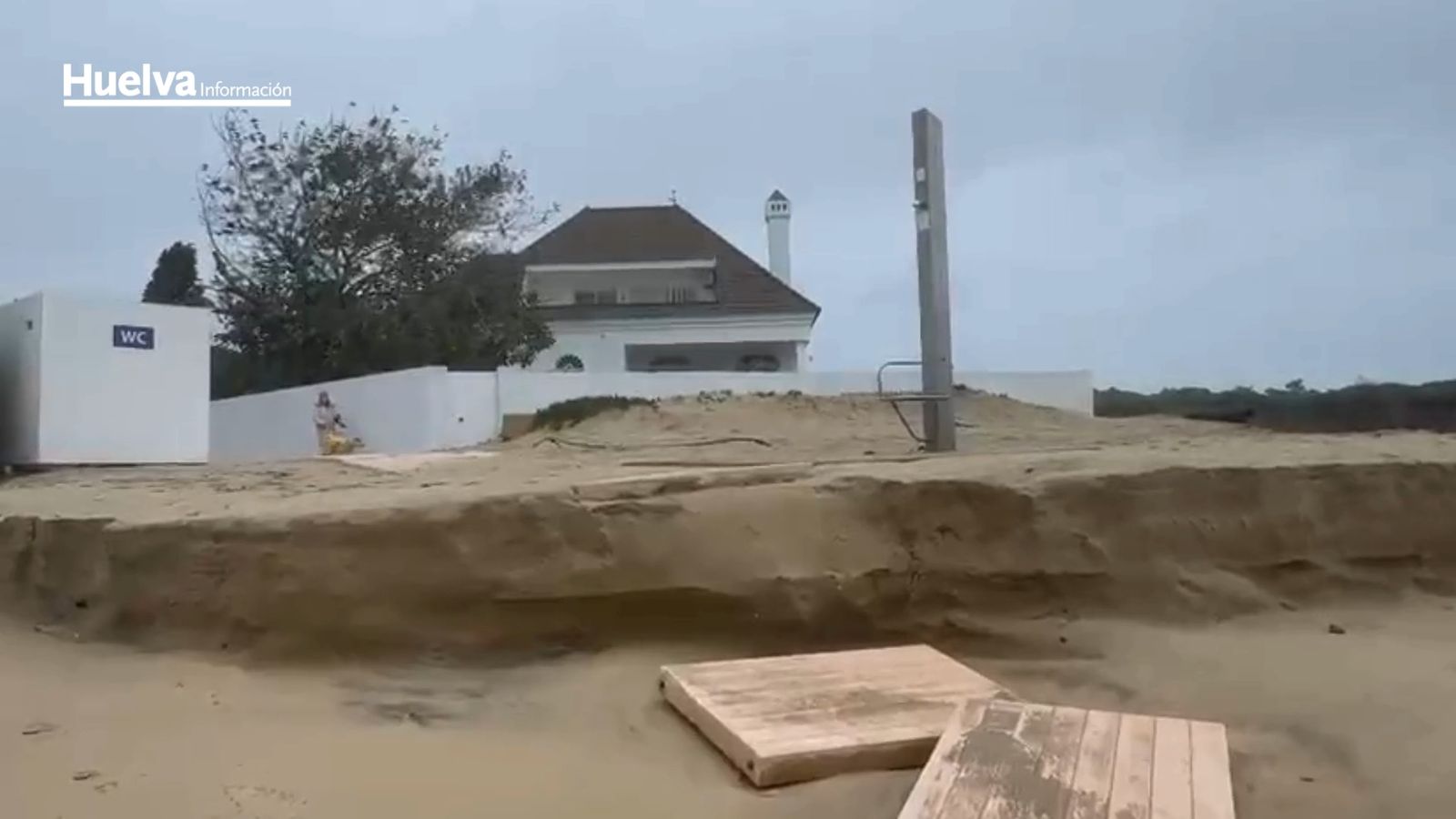 Destrozos en las casas de El Portil junto a la playa por la borrasca este miércoles.