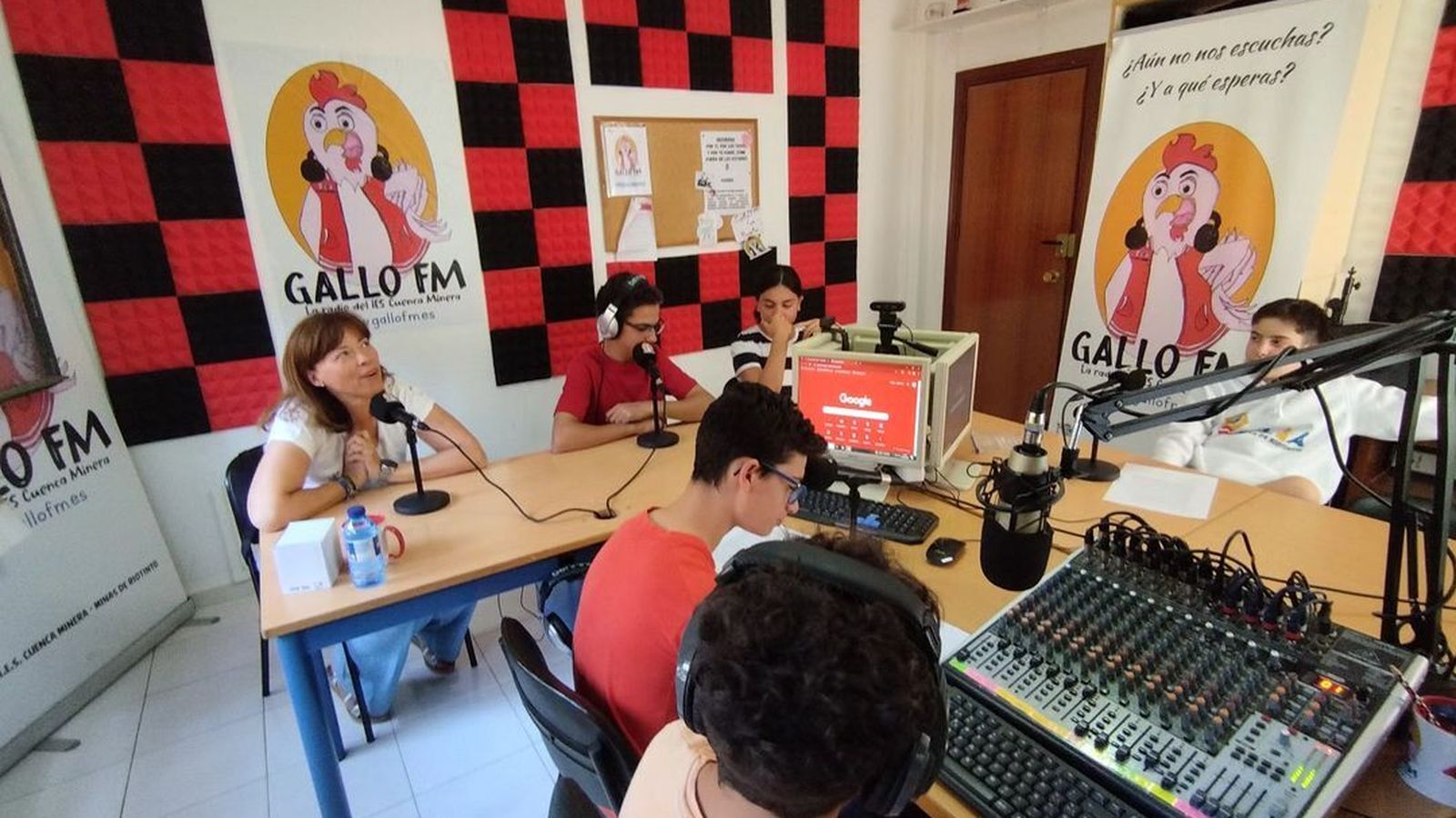 Grabación de uno de los programas de GalloFM.