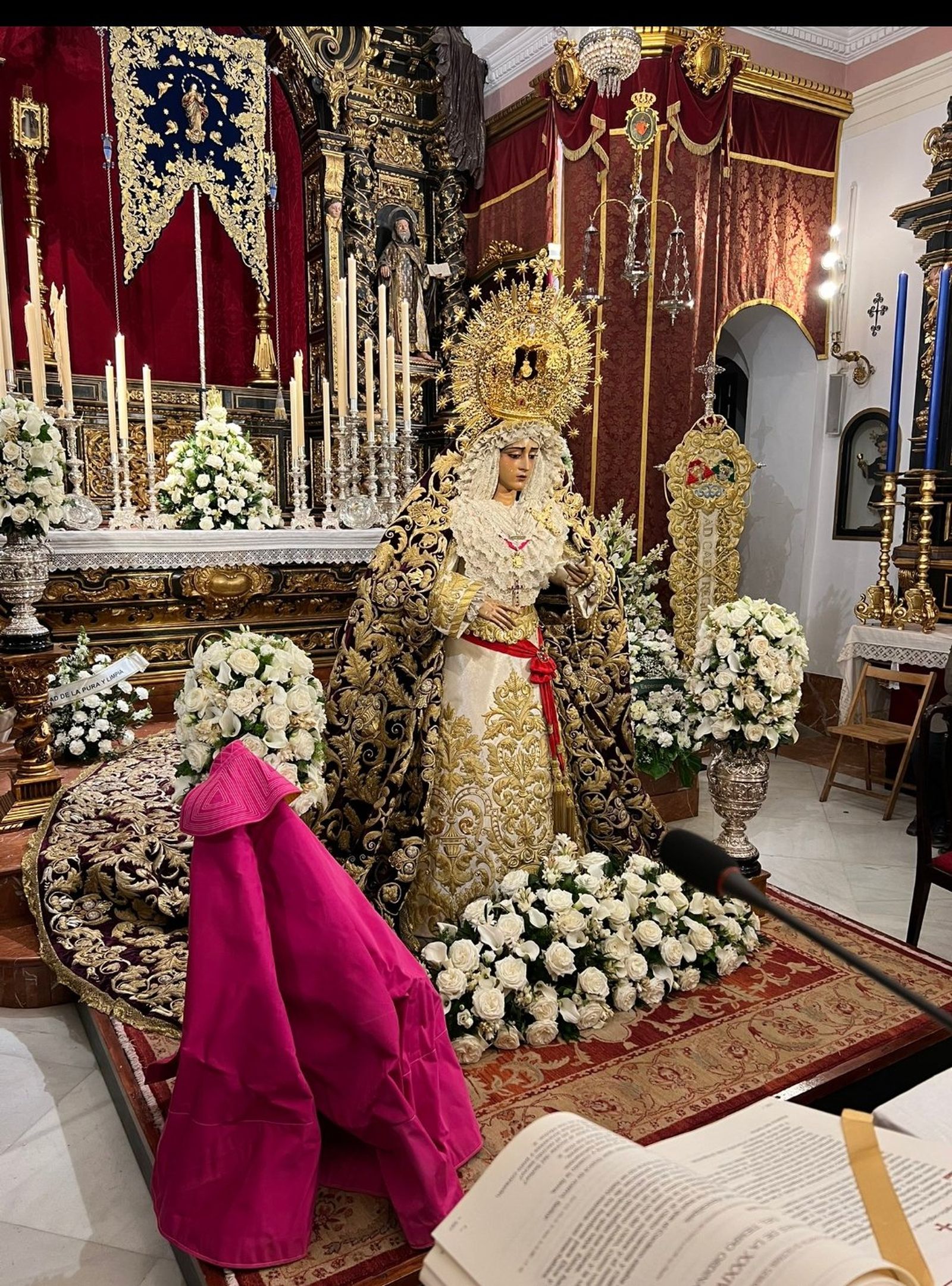 La Virgen de la Caridad, con el pectoral de Ayuso y junto a un capote de brega.
