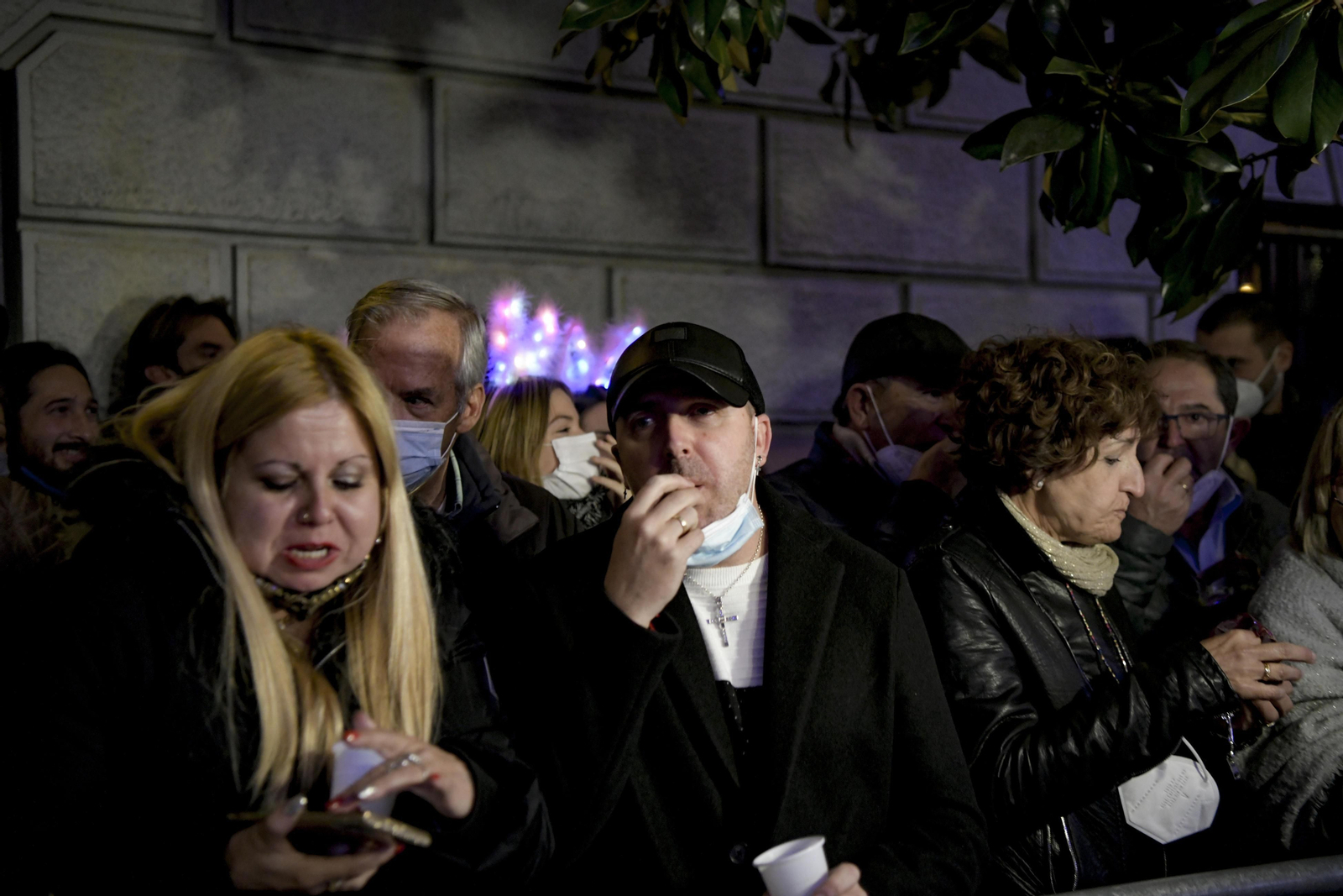 Así fue la Nochevieja 2021 en Granada, en imágenes: uvas en una Plaza del Carmen vallada y ambiente de fiesta en la calle