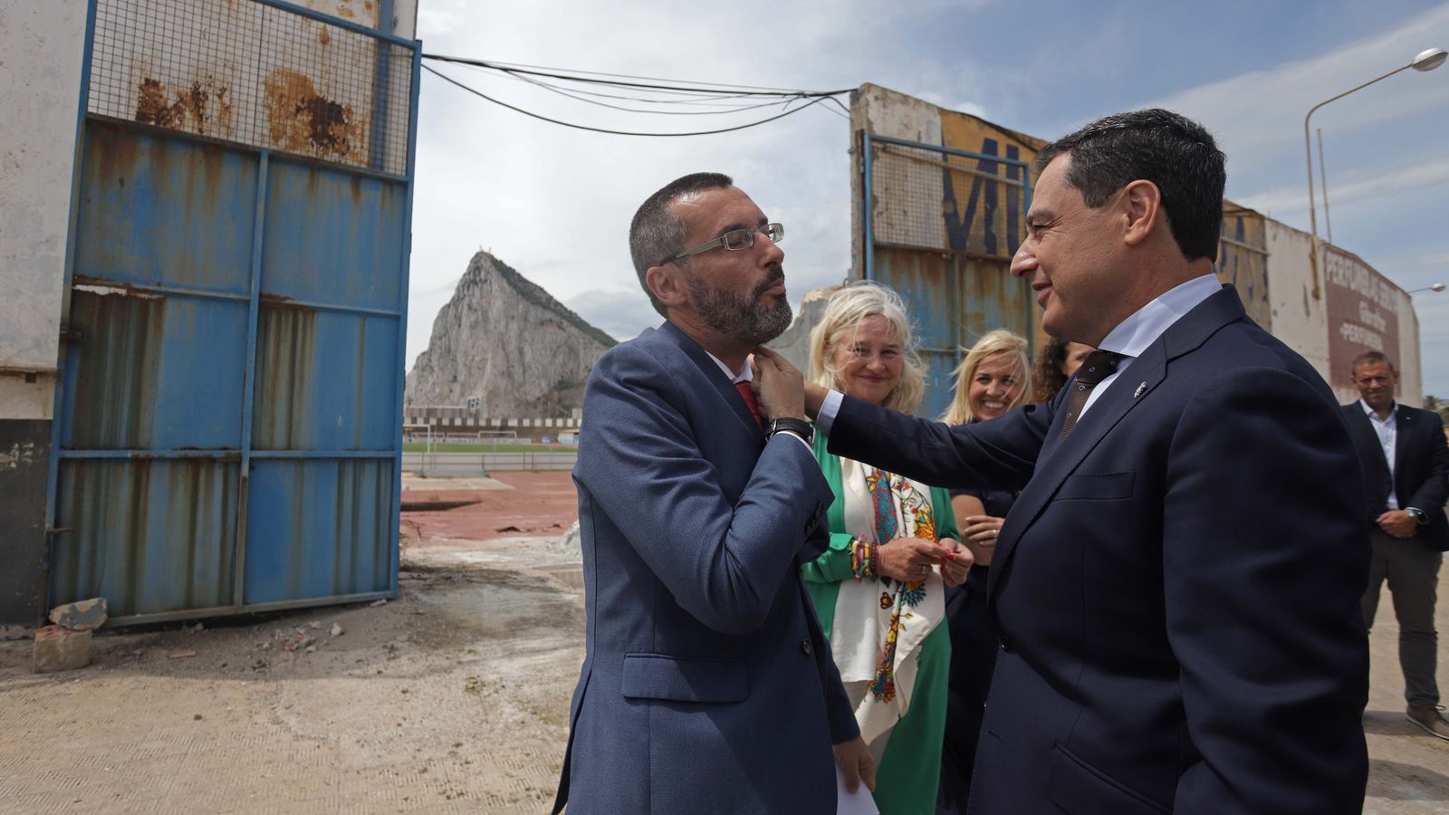 Fotos de la visita de Juanma Moreno al estadio municipal de La Línea