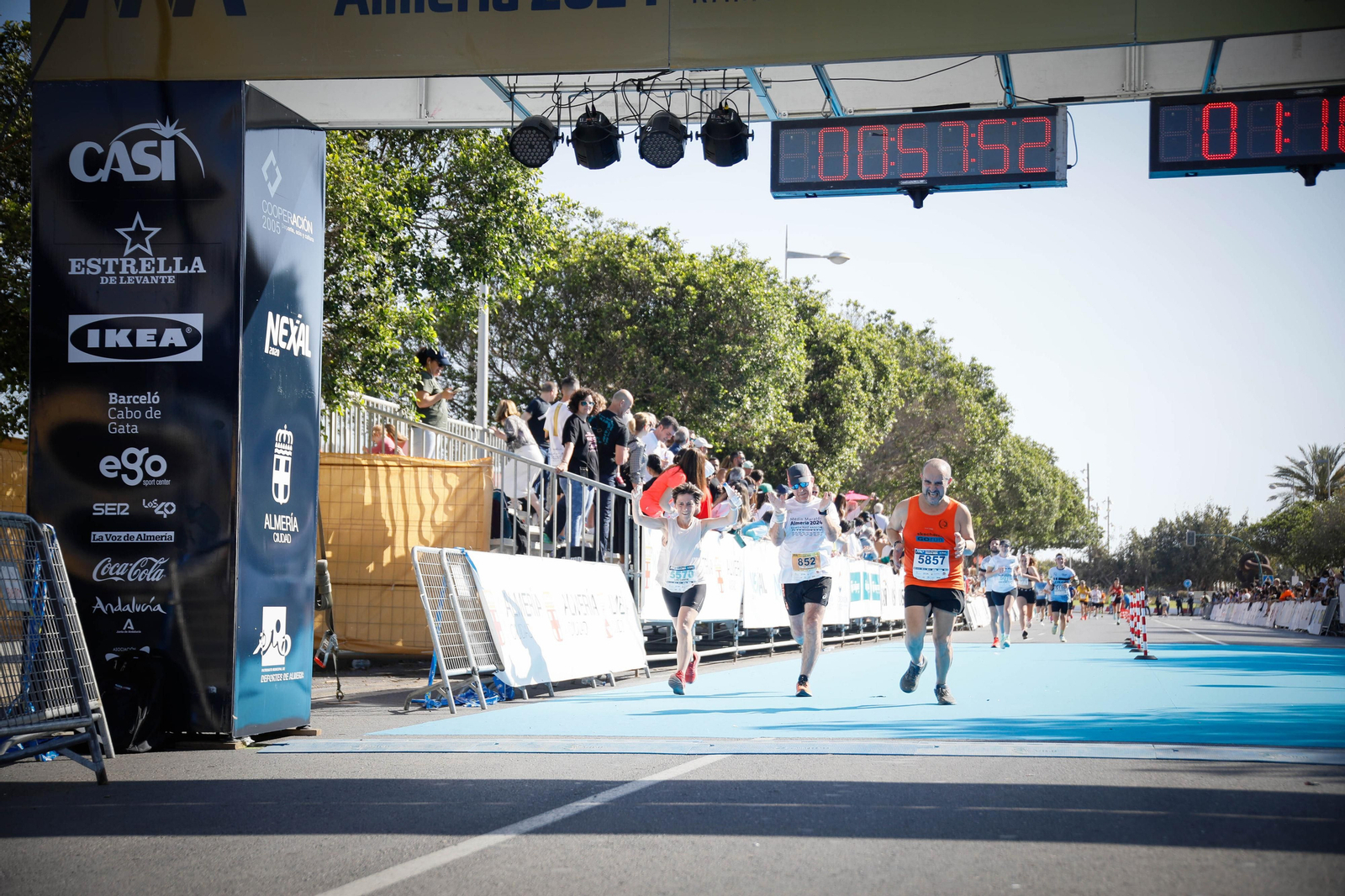 Imágenes de la llegada de la Media maratón Ciudad de Almería