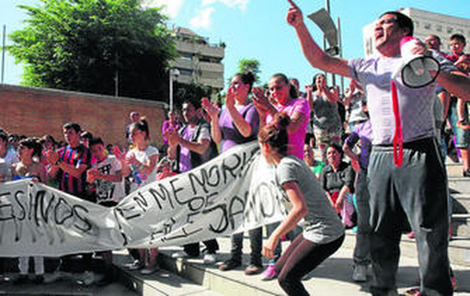 Alrededor de doscientas personas, entre familiares y vecinos del pequeño Alejandro, pidieron justicia en la tarde de ayer a la puerta de los juzgados.