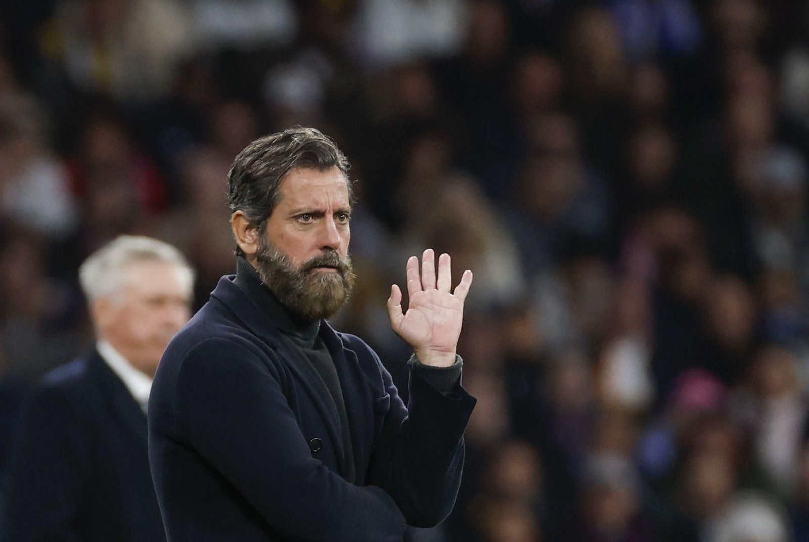 Quique Sánchez Flores en su visita al Santiago Bernabéu