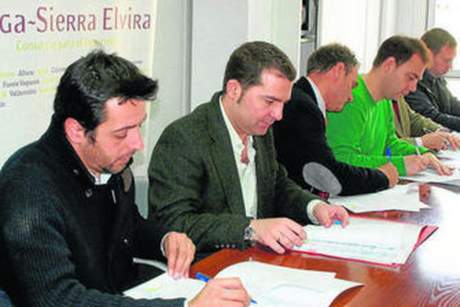Los alcaldes y el presidente del Consorcio durante la firma de convenios.