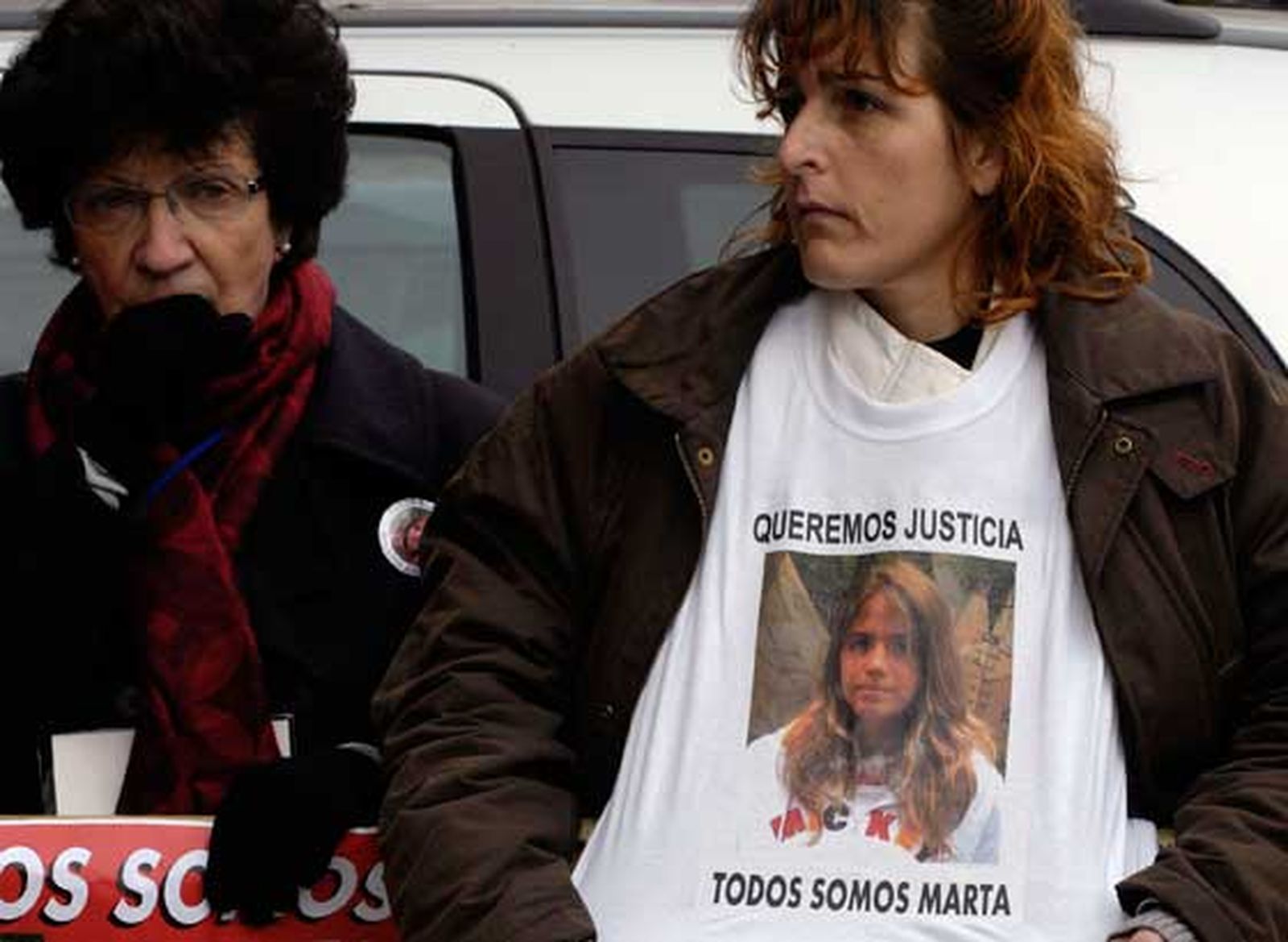 Miembros de la plataforma 'Todos somos Marta' a las puertas de los Juzgados.

Foto: Manuel Gómez