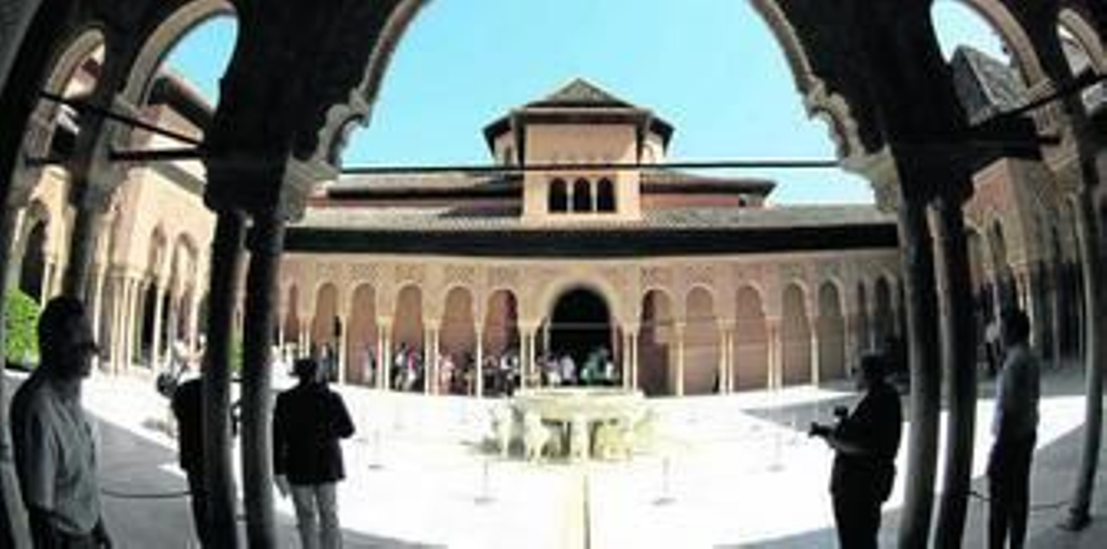 El Patio de los Leones con su nueva imagen con el suelo de mármol de Macael.