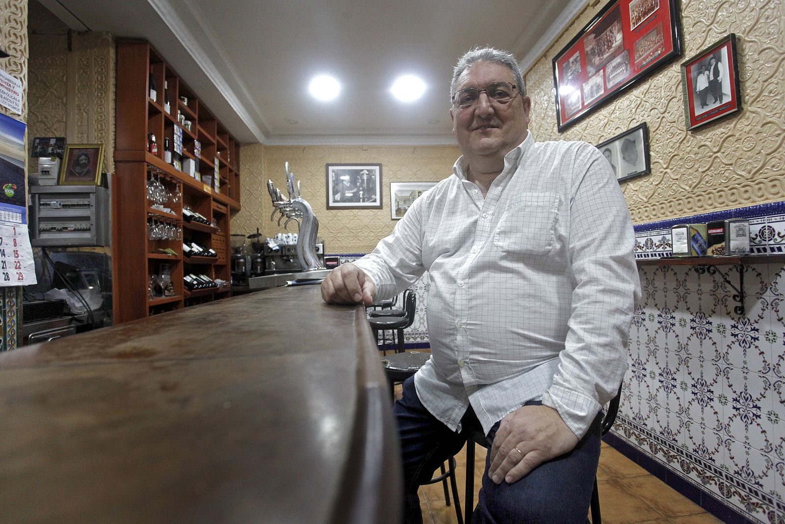 José Antonio Cano en la barra de la peña La Estrella, a la que está vinculado desde pequeño.