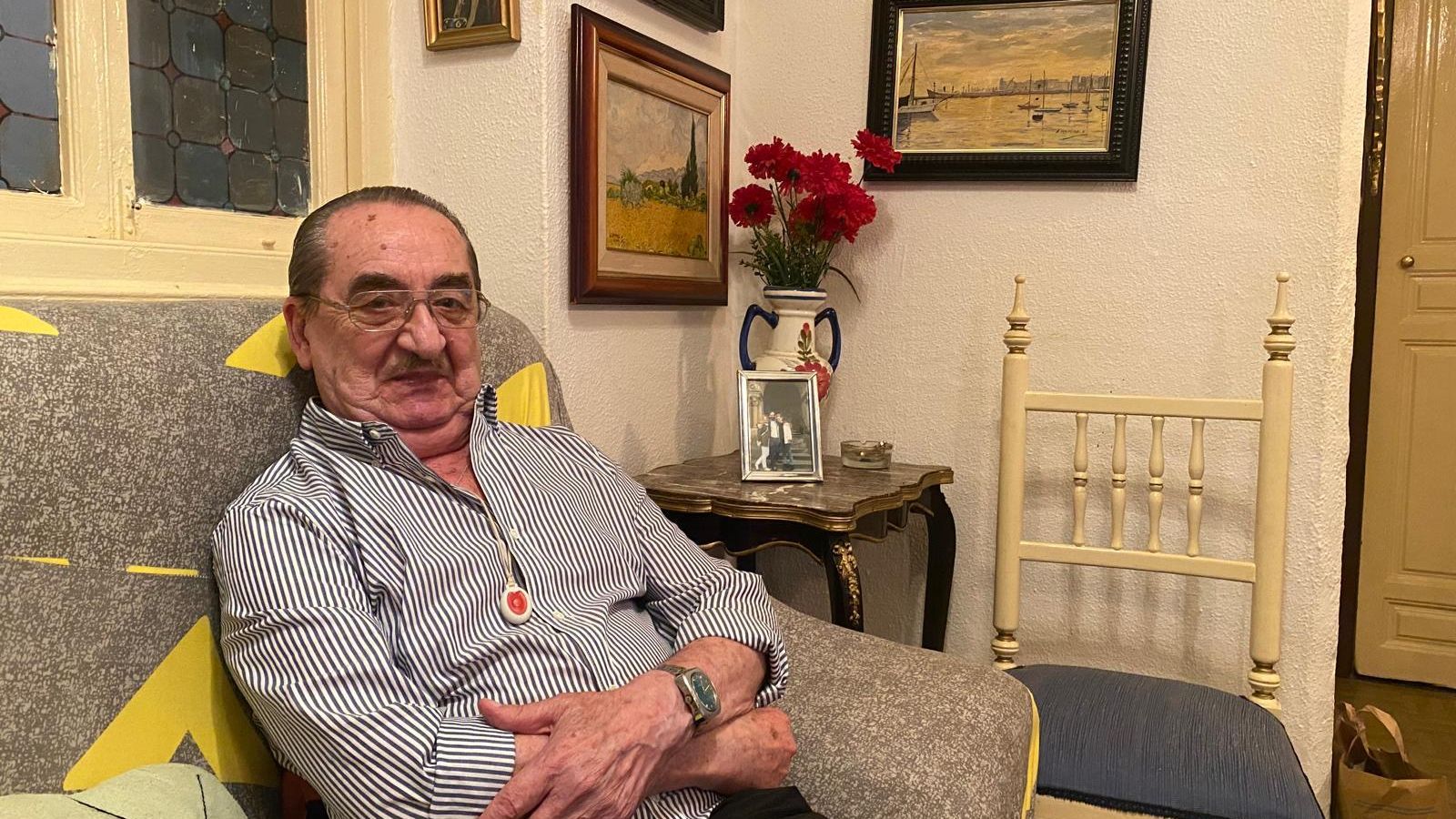 Antonio en el sofá de su casa