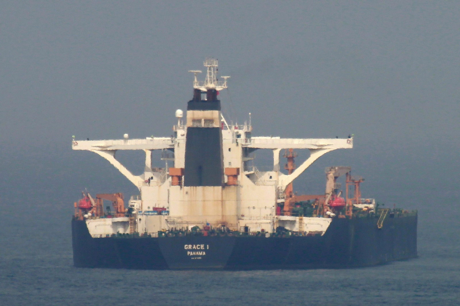 El petrolero 'Grace 1', fondeado junto a Gibraltar.