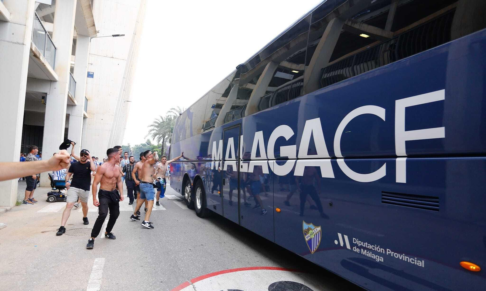 Las fotos del recibimiento de la afición antes del Málaga CF-Burgos Las fotos del recibimiento de la afición antes del Málaga CF-Burgos