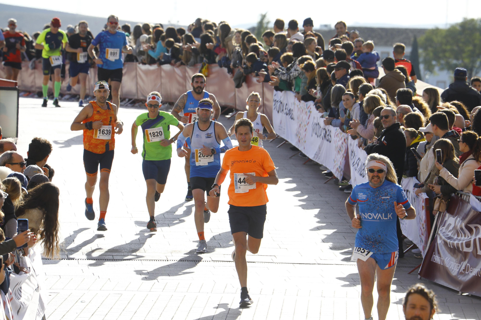 La gloria de cruzar la Puerta del Puente: imágenes de la meta de la 36 Media Maratón de Córdoba
