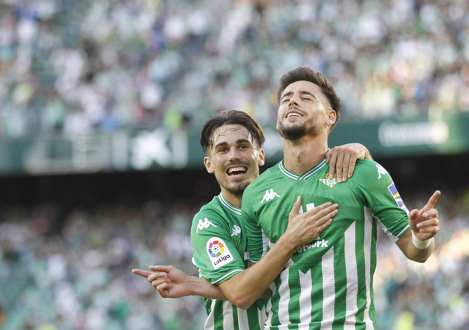 Rodri abraza a Álex Moreno, los protagonistas del 1-0 ante el Rayo.