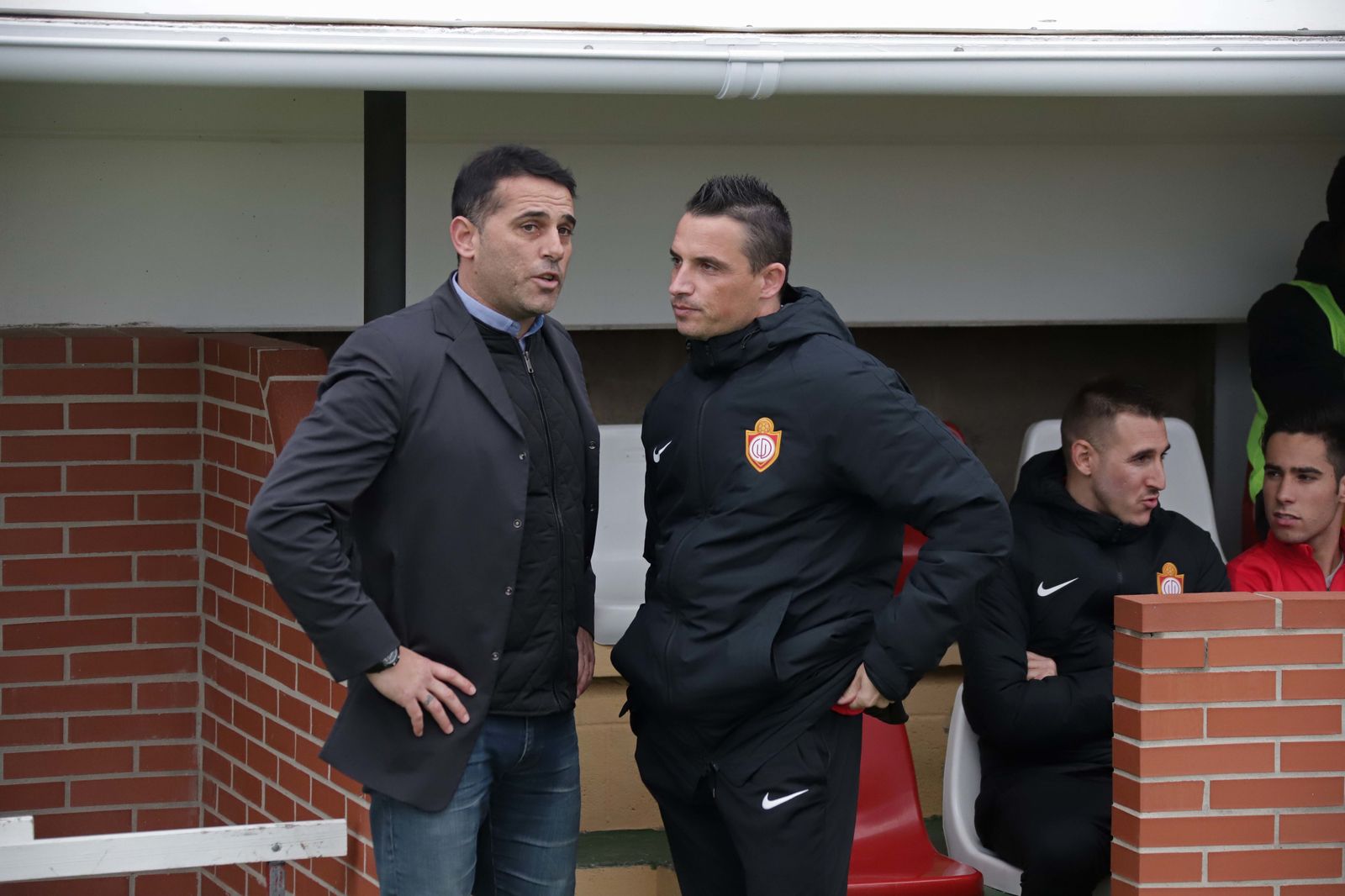 Fajardo charla con el exalbirrojo Raúl Domínguez, del cuerpo técnico del Utrera.