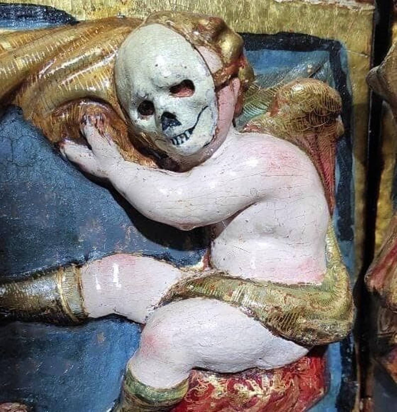 Angelote con máscara de la muerte en Priego de Córdoba.