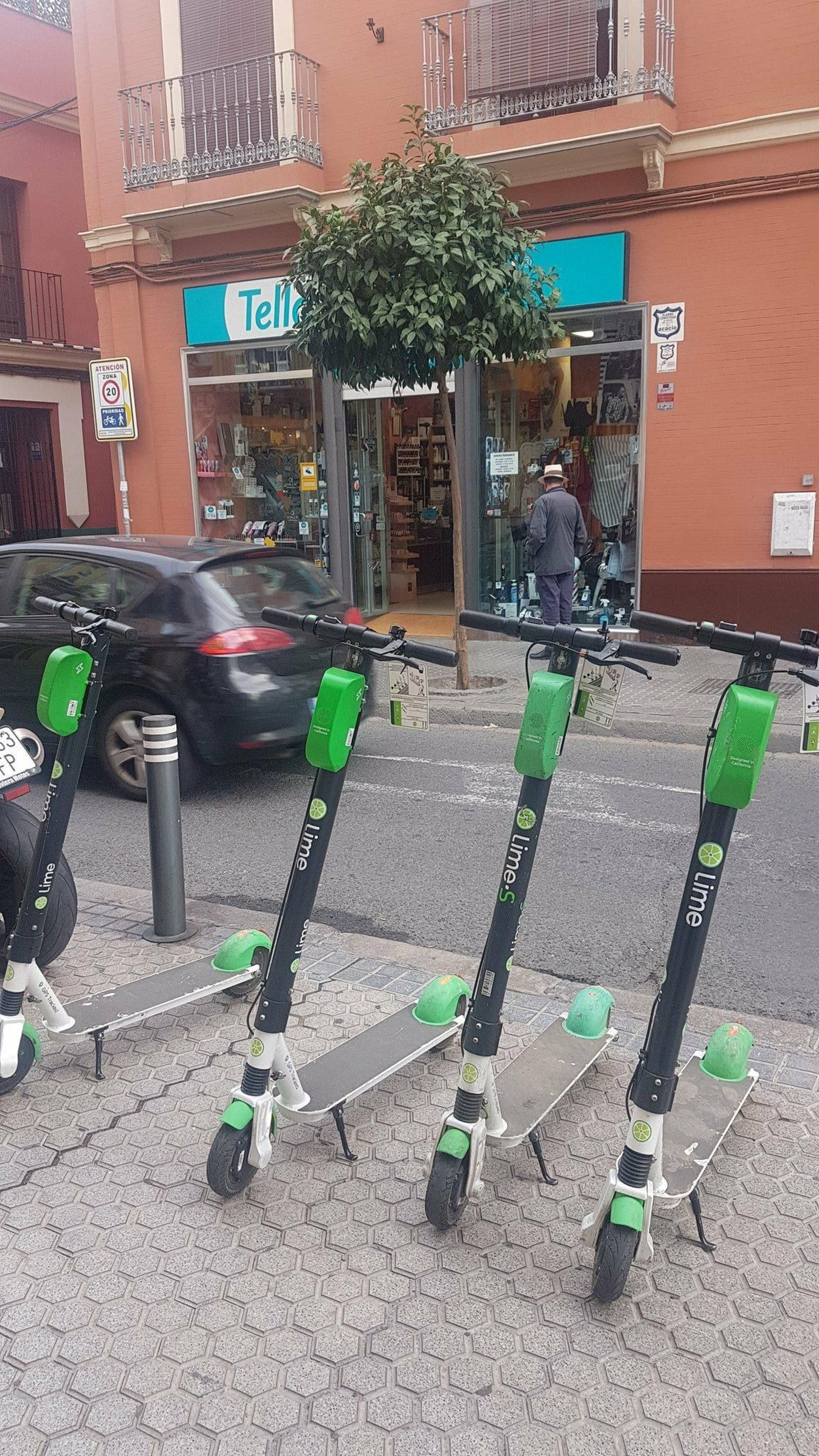 Patinetes de alquiler invadiendo la acera en la calle Pureza.